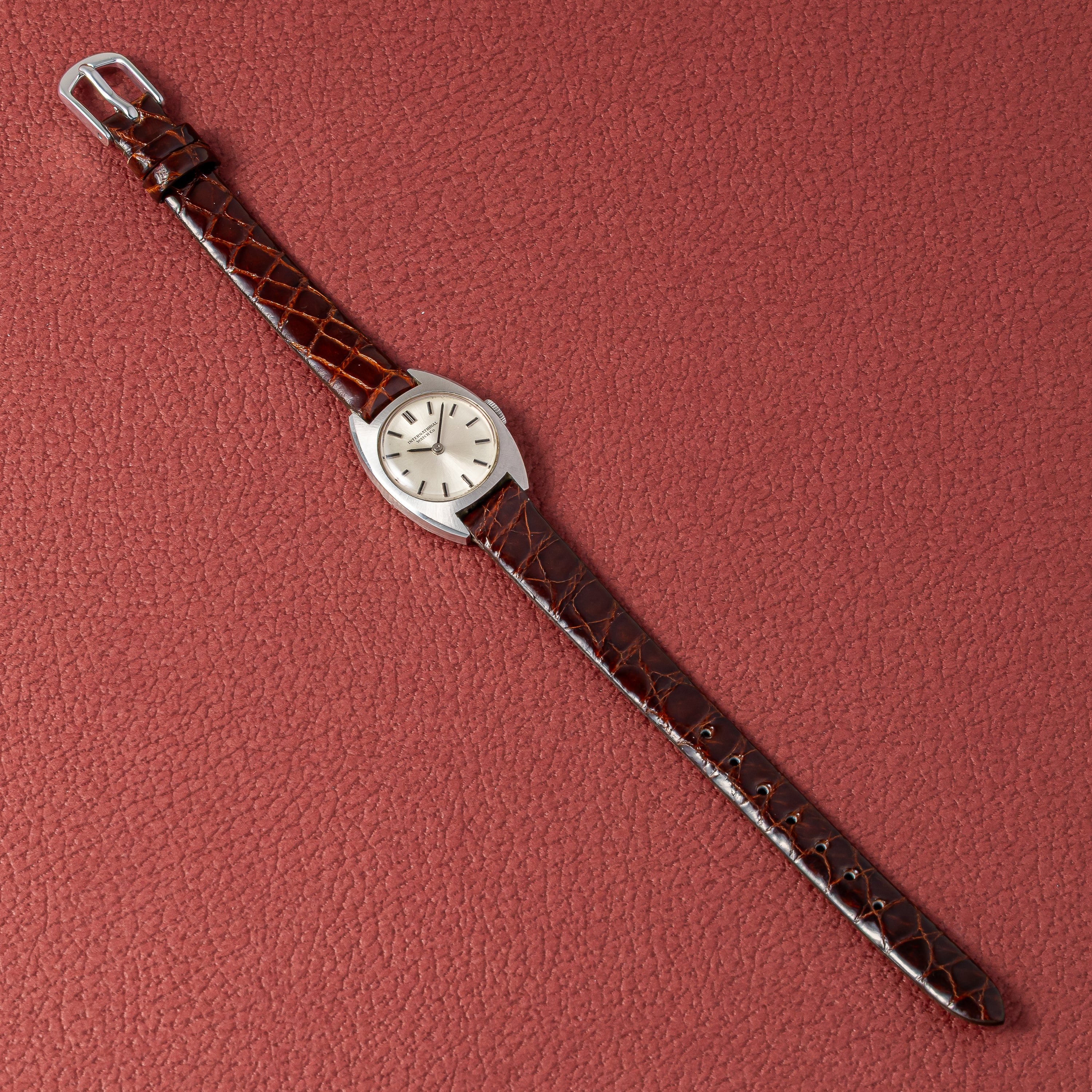 IWC レディース トノーケース 1971年製 手巻き Cal.412 シルバーダイヤル