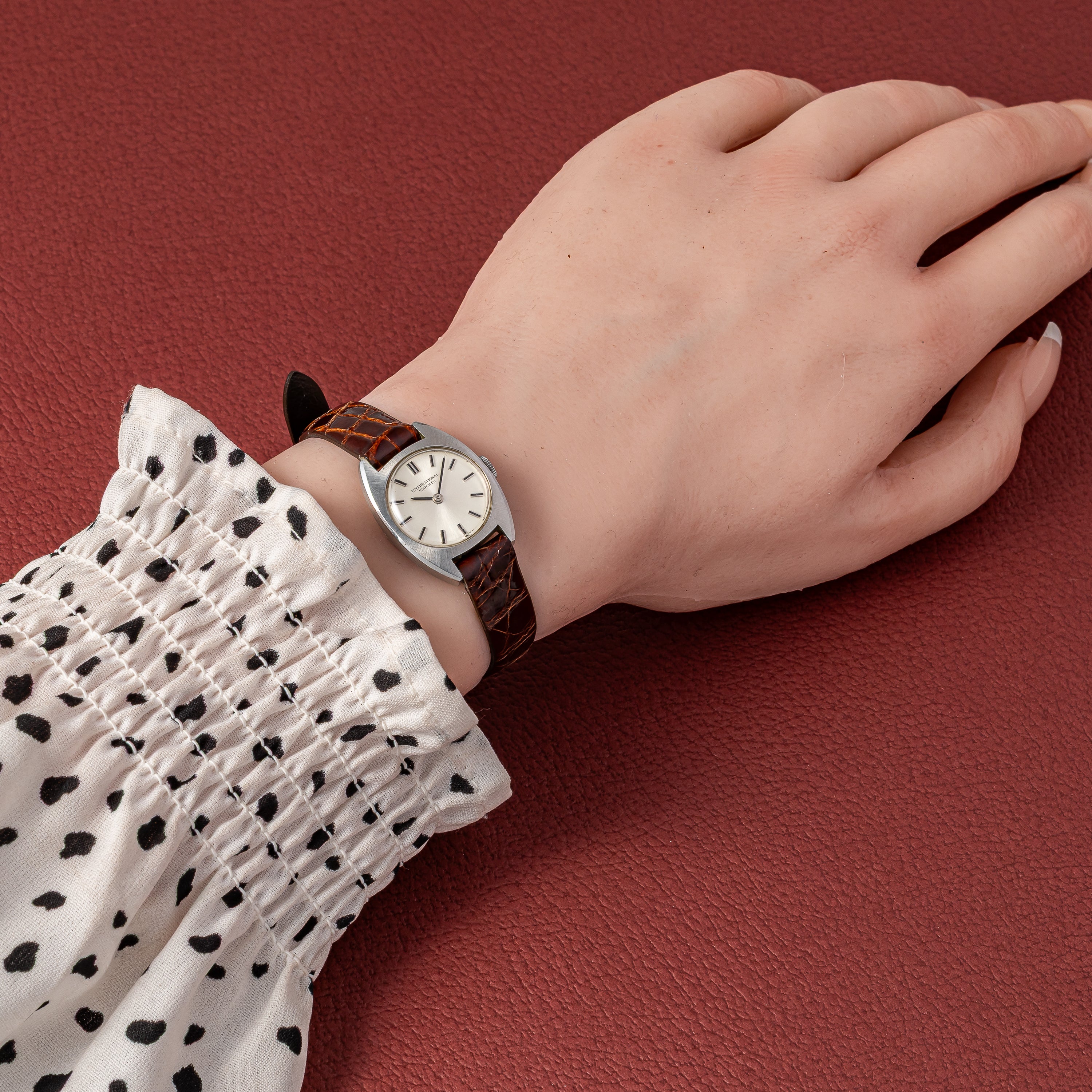 IWC レディース トノーケース 1971年製 手巻き Cal.412 シルバーダイヤル