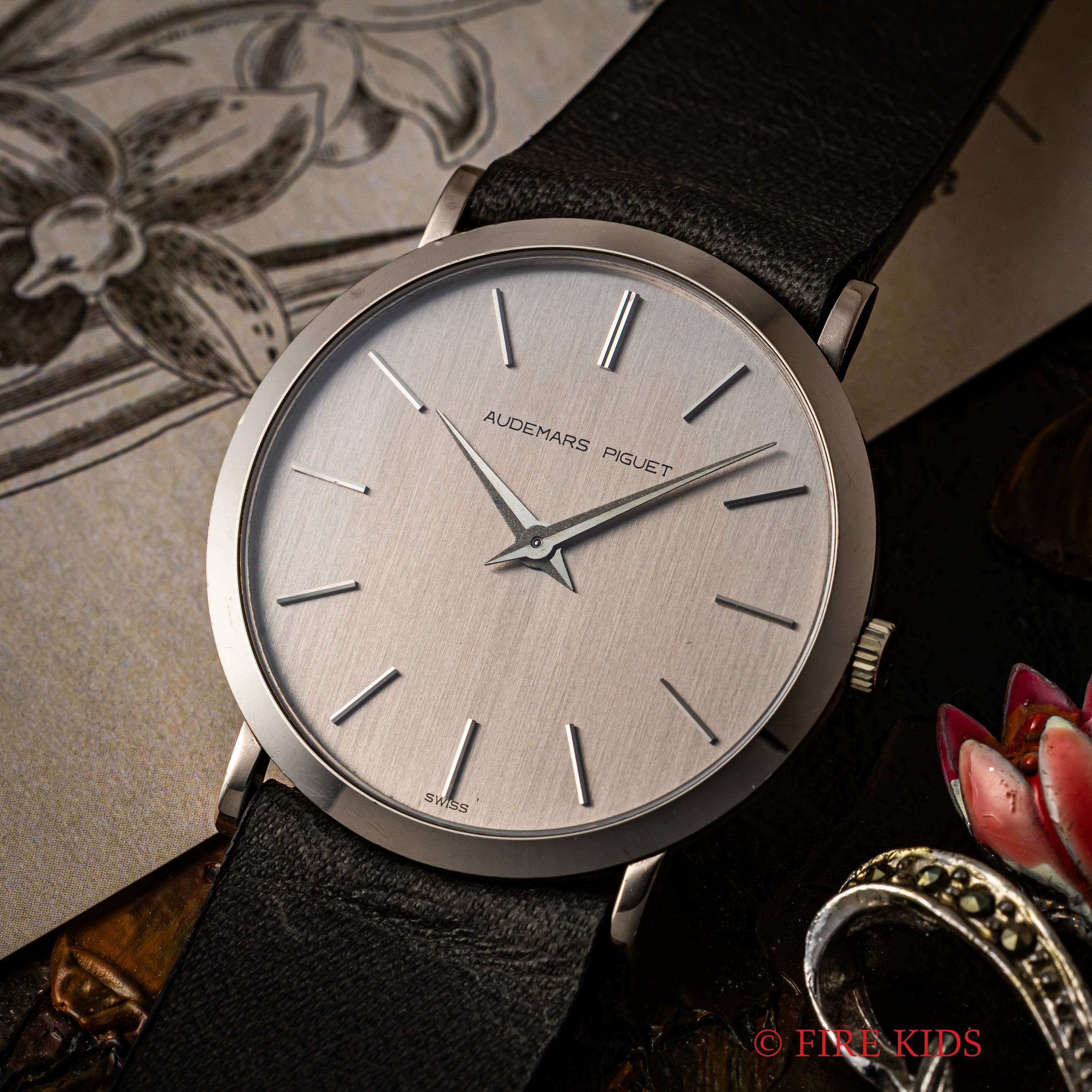 オーデマ・ピゲ 18金無垢ホワイトゴールド 1970年代製 手巻Cal.2080 純正18金無垢尾錠付き