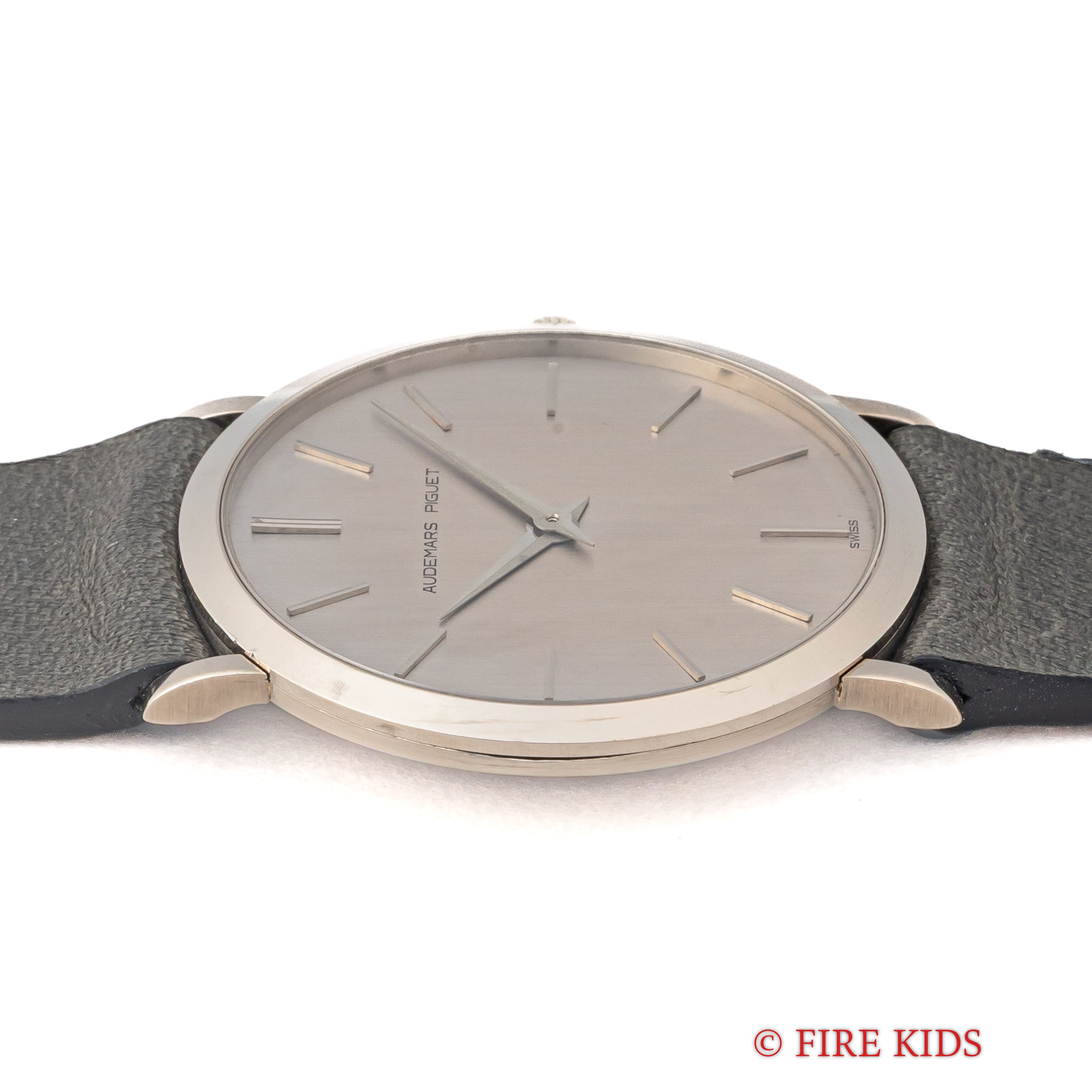 オーデマ・ピゲ 18金無垢ホワイトゴールド 1970年代製 手巻Cal.2080 純正18金無垢尾錠付き