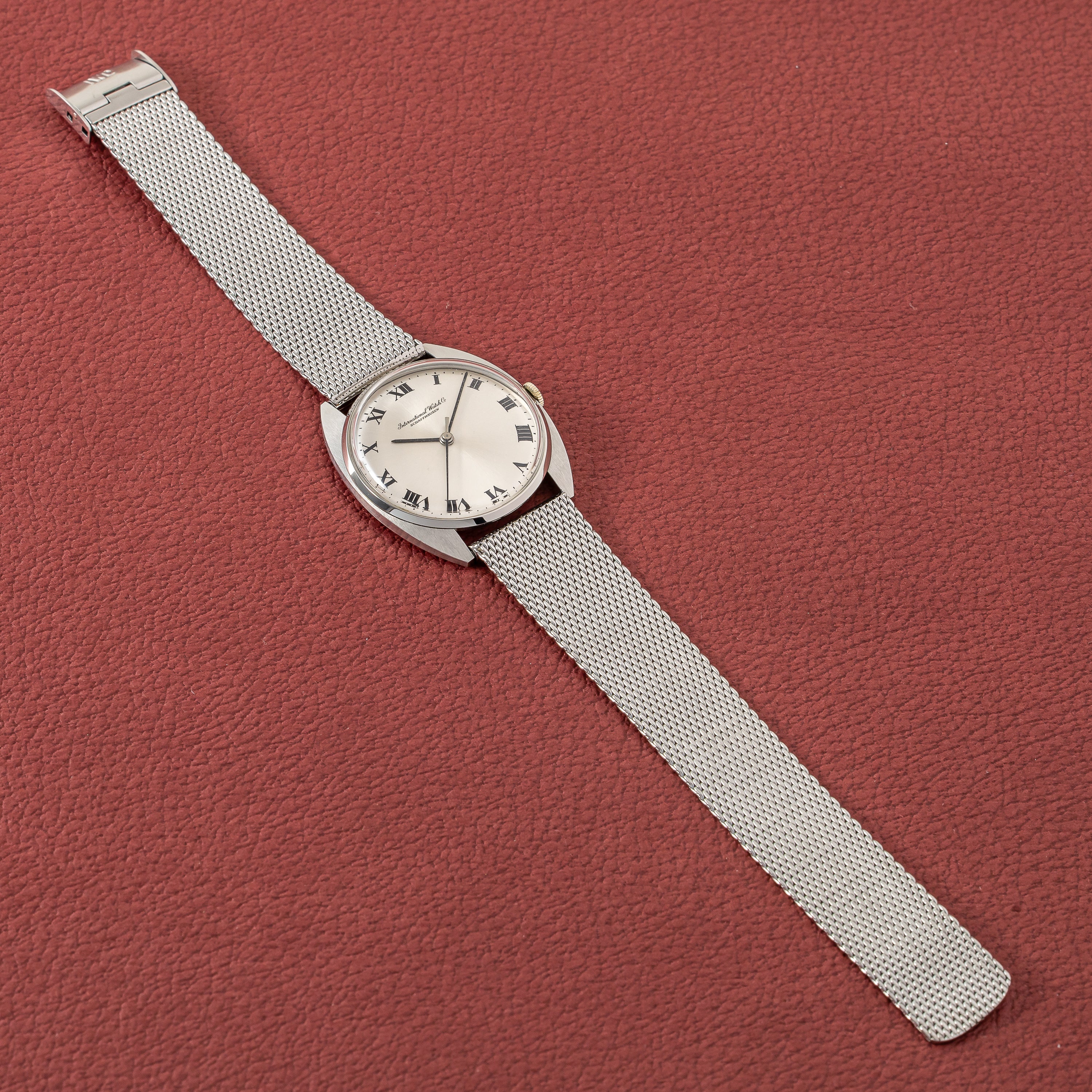 IWC トノー型 1971年製 手巻き Cal.403 ローマンダイヤル 純正メッシュブレス付き