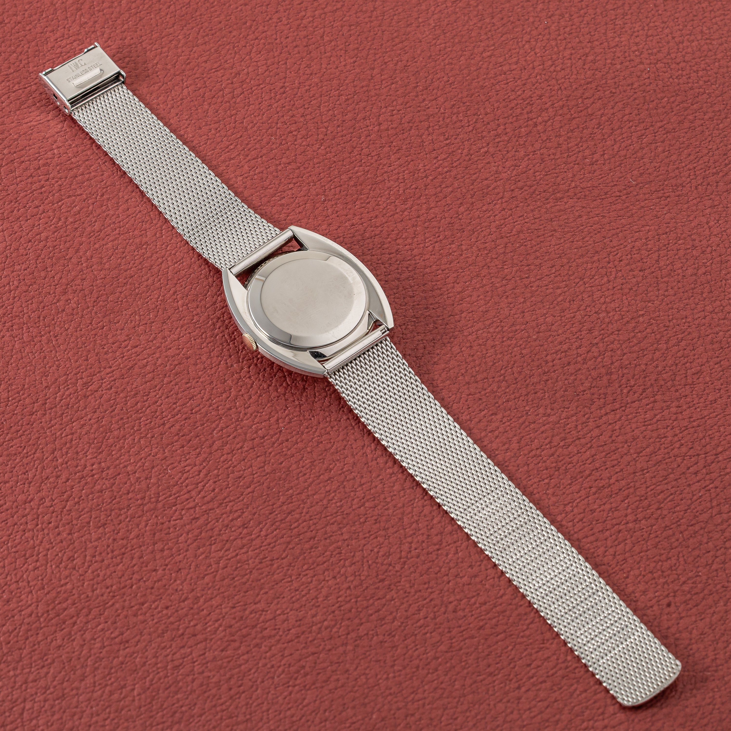 IWC トノー型 1971年製 手巻き Cal.403 ローマンダイヤル 純正メッシュブレス付き