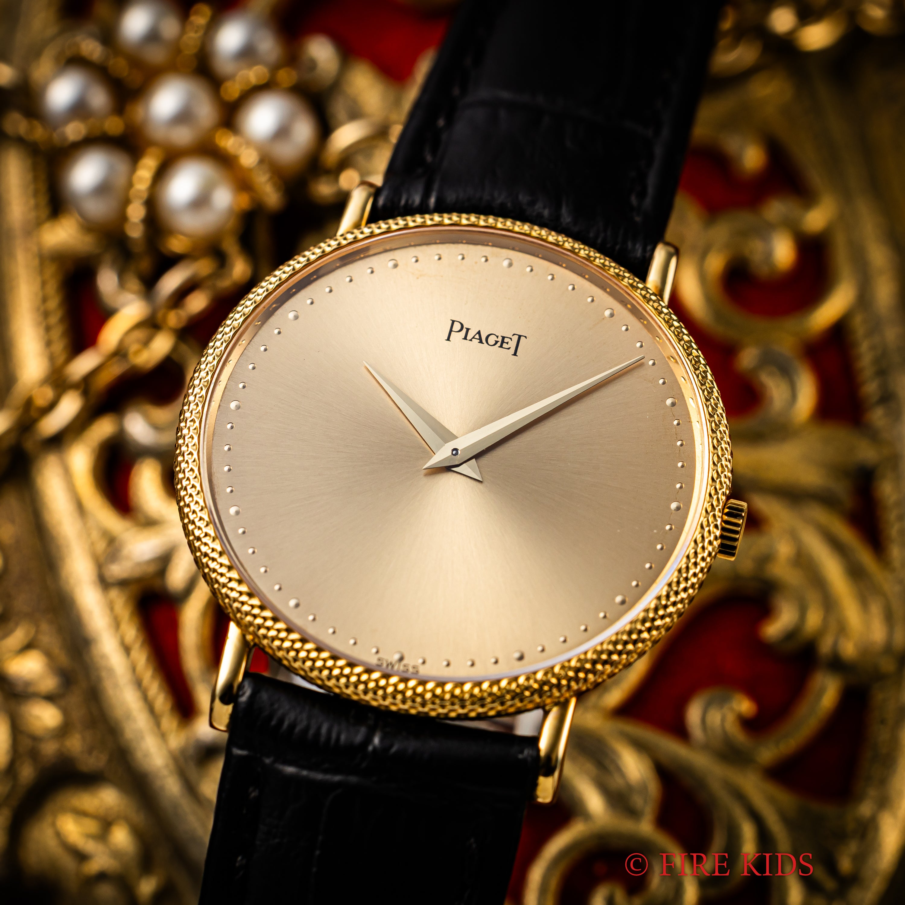 ピアジェ 18金無垢ウルトラシン 1980年代製 エングレイブドケース 手巻 Cal.9P2 純正金無垢尾錠