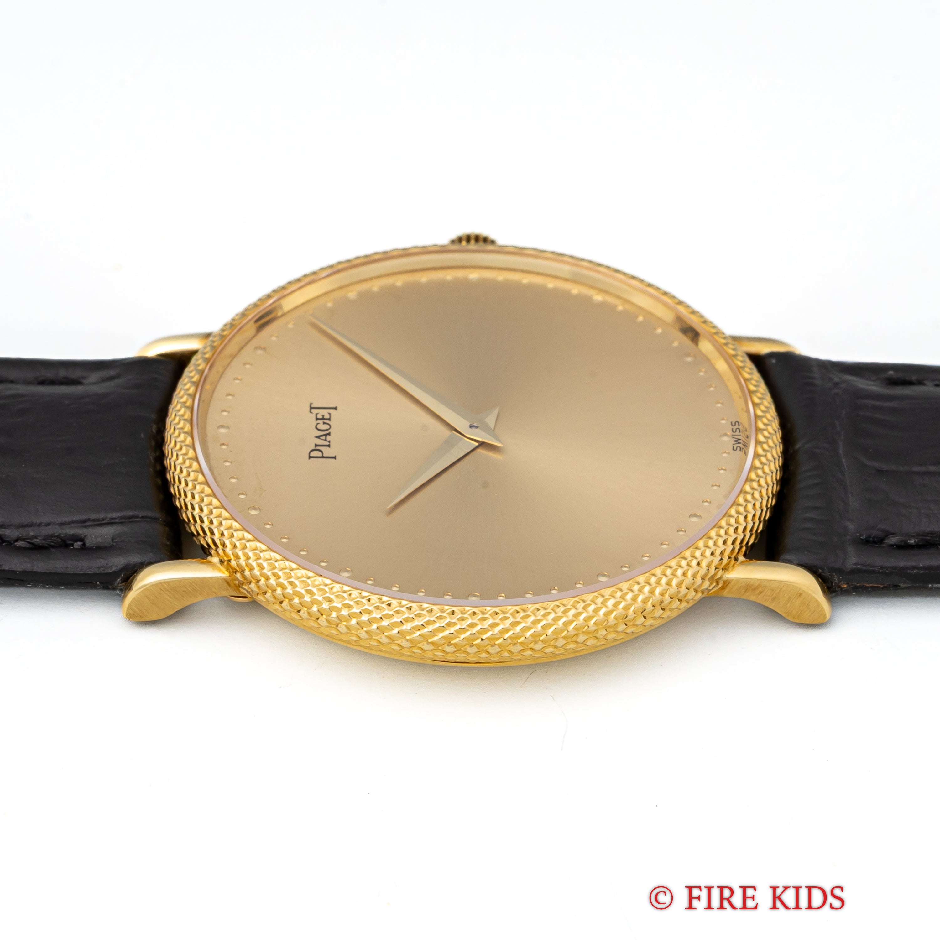 ピアジェ 18金無垢ウルトラシン 1980年代製 エングレイブドケース 手巻 Cal.9P2 純正金無垢尾錠