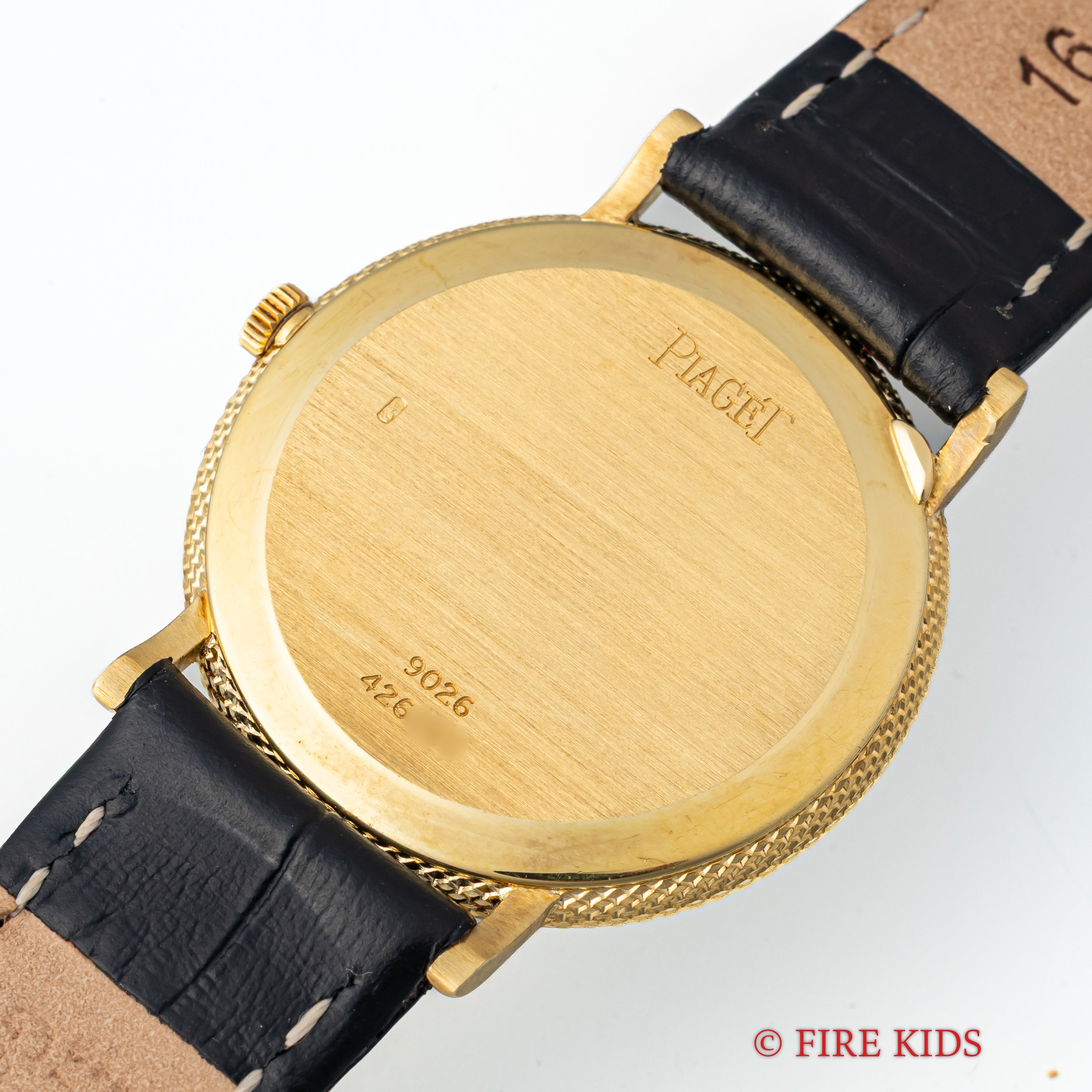 ピアジェ 18金無垢ウルトラシン 1980年代製 エングレイブドケース 手巻 Cal.9P2 純正金無垢尾錠