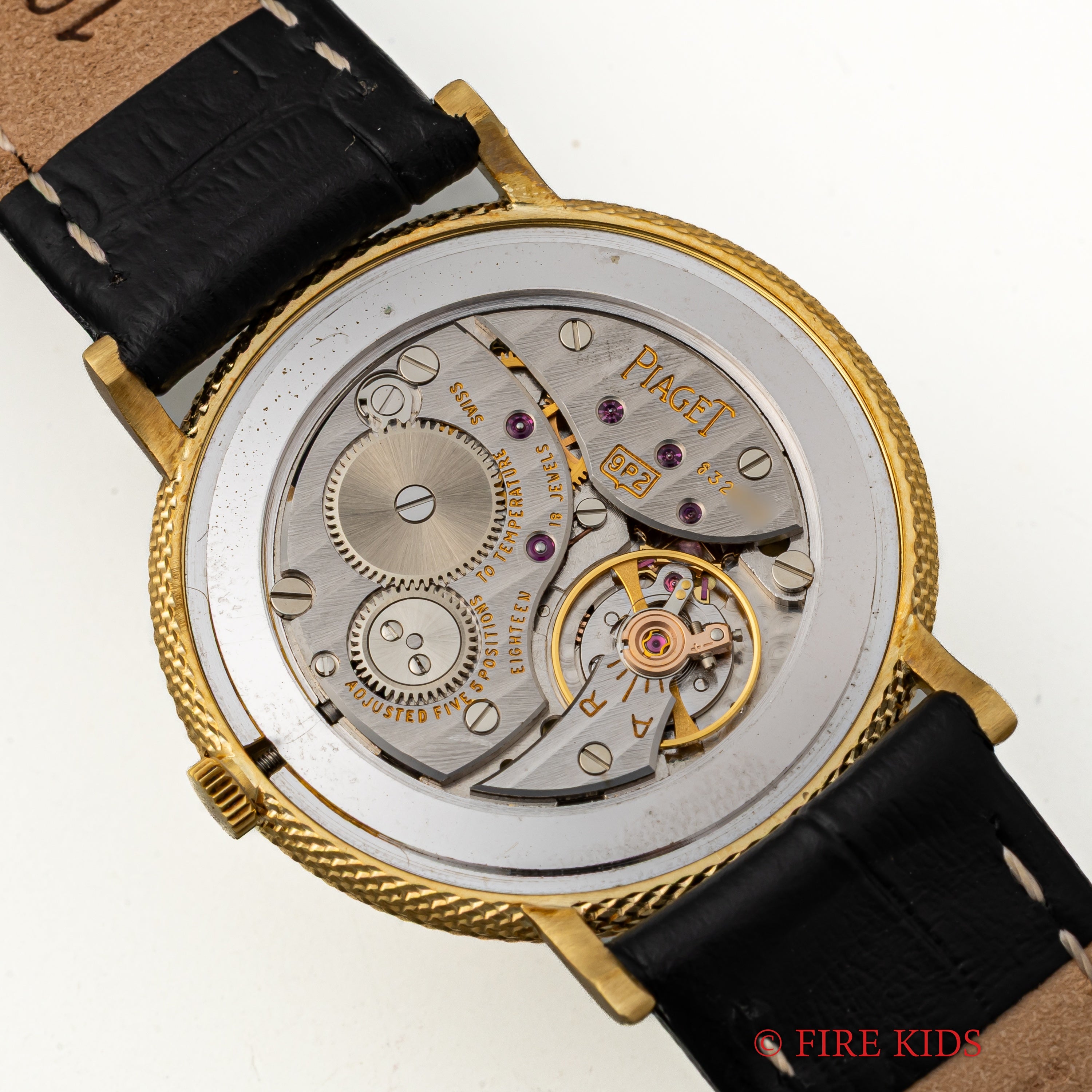 ピアジェ 18金無垢ウルトラシン 1980年代製 エングレイブドケース 手巻 Cal.9P2 純正金無垢尾錠