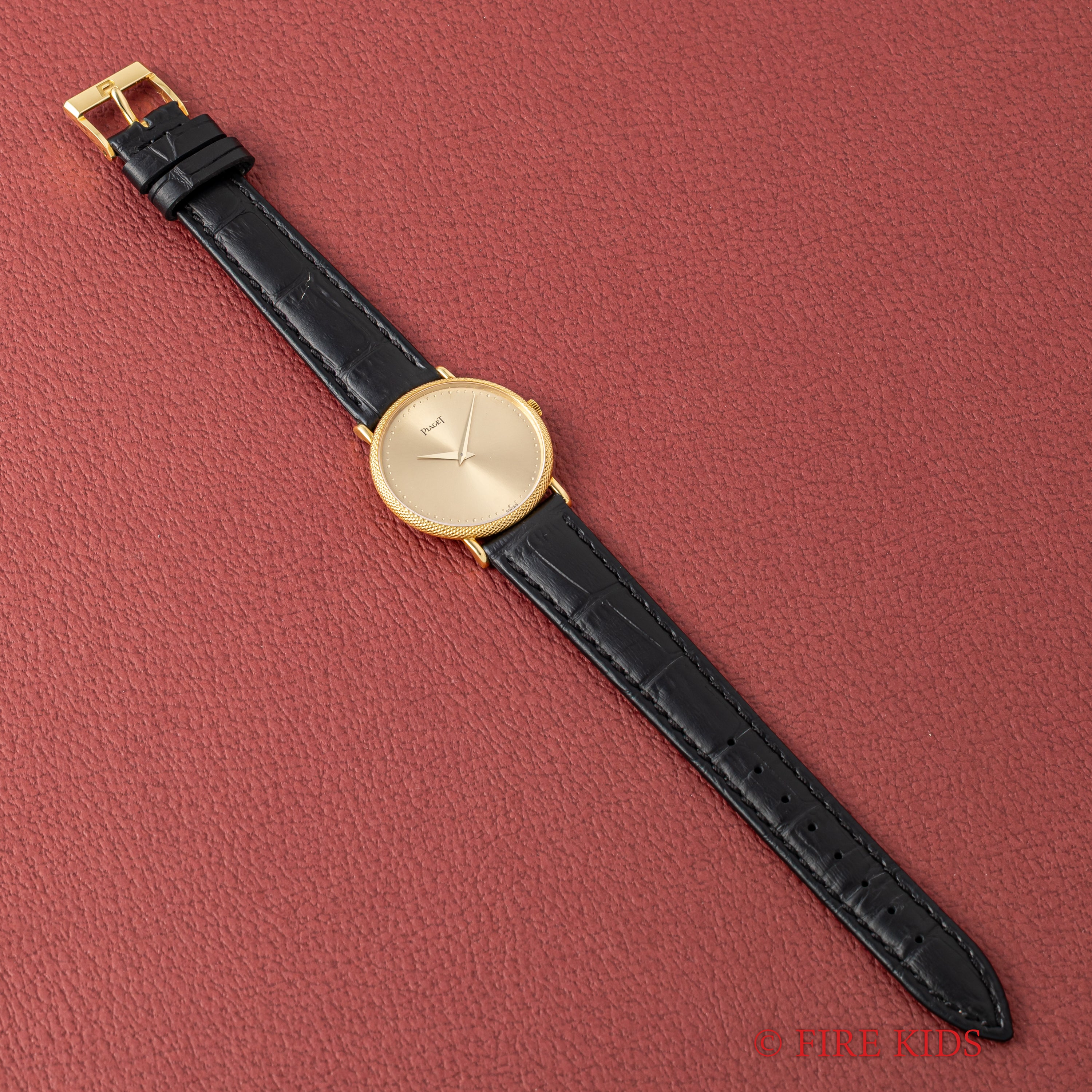 ピアジェ 18金無垢ウルトラシン 1980年代製 エングレイブドケース 手巻 Cal.9P2 純正金無垢尾錠