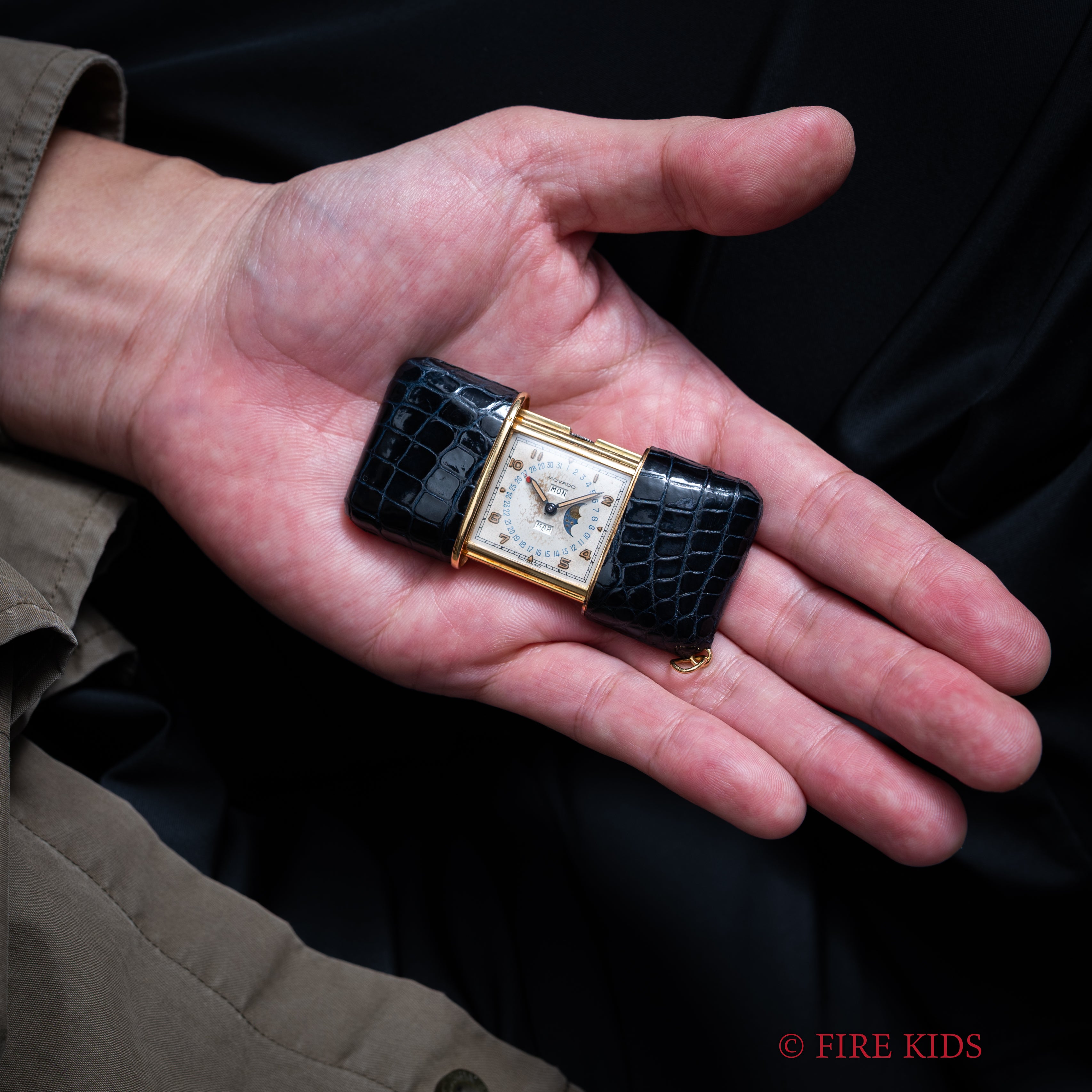 モバード カレンドエルメト トリプルカレンダームーンフェイズ 革巻き トラベルウォッチ 半自動手巻き 1940年代製