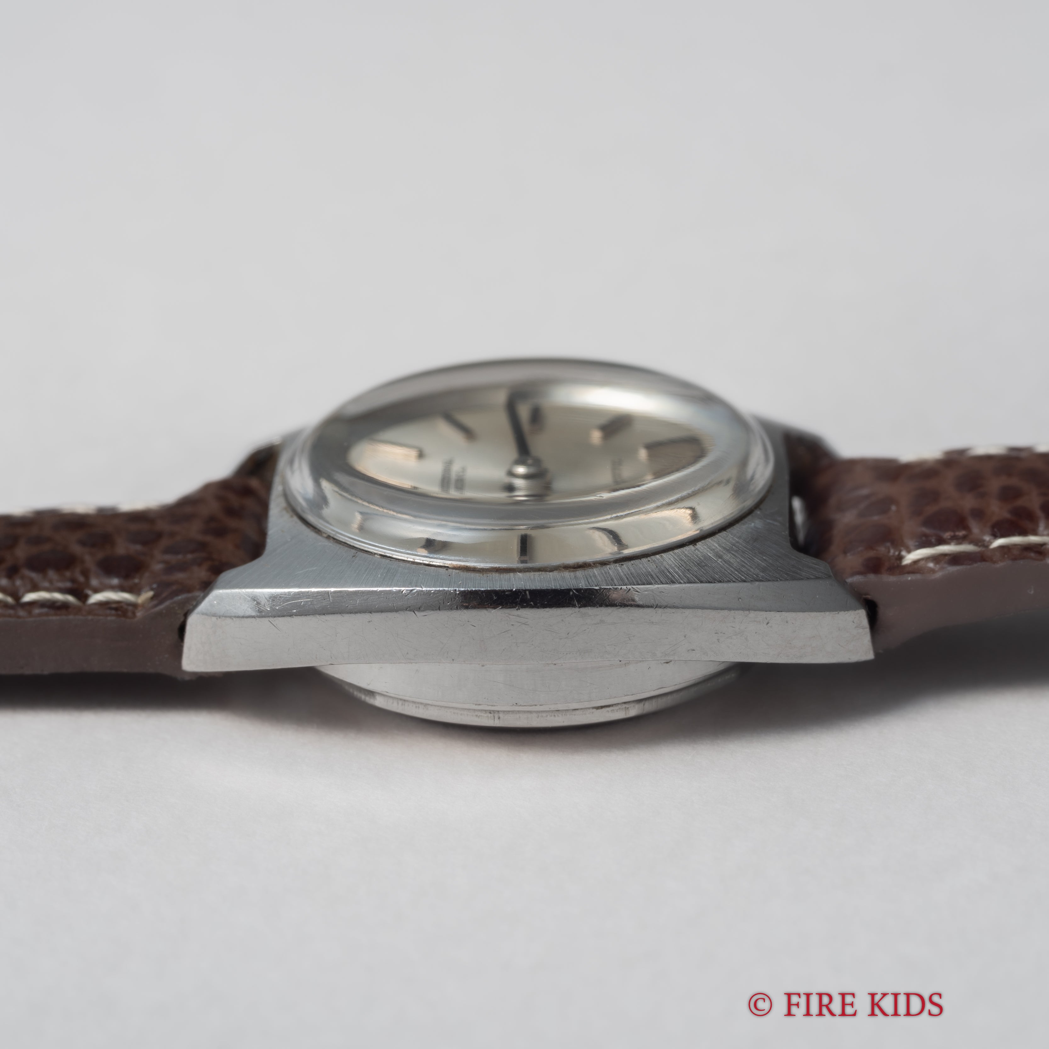 IWC レディース トノーケース 1975年製 手巻き Cal.442 シルバーダイヤル