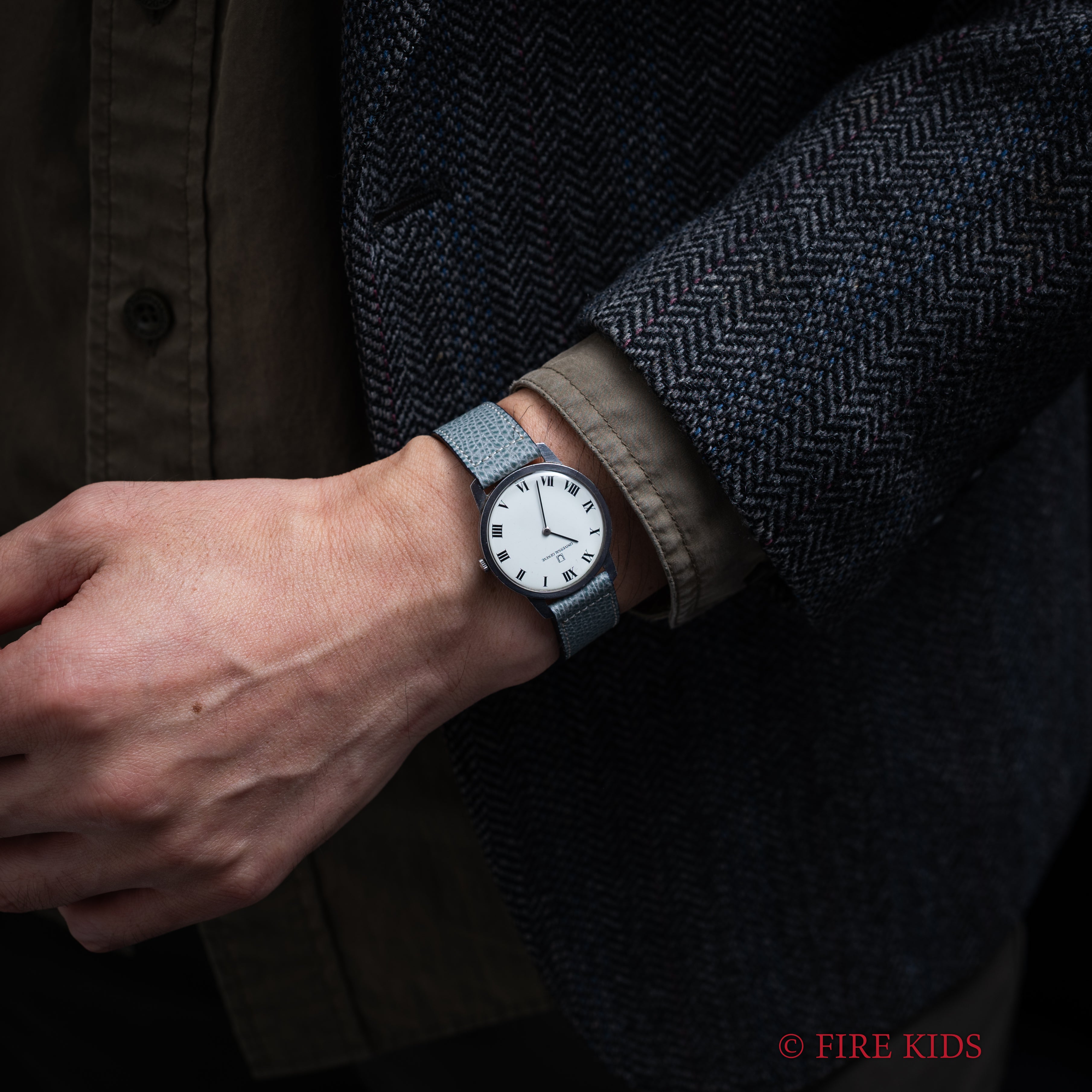 ユニバーサル・ジュネーブ アルテッセ 1980年代製 ラウンド ホワイトローマン 手巻き Ref.842101 Cal.42