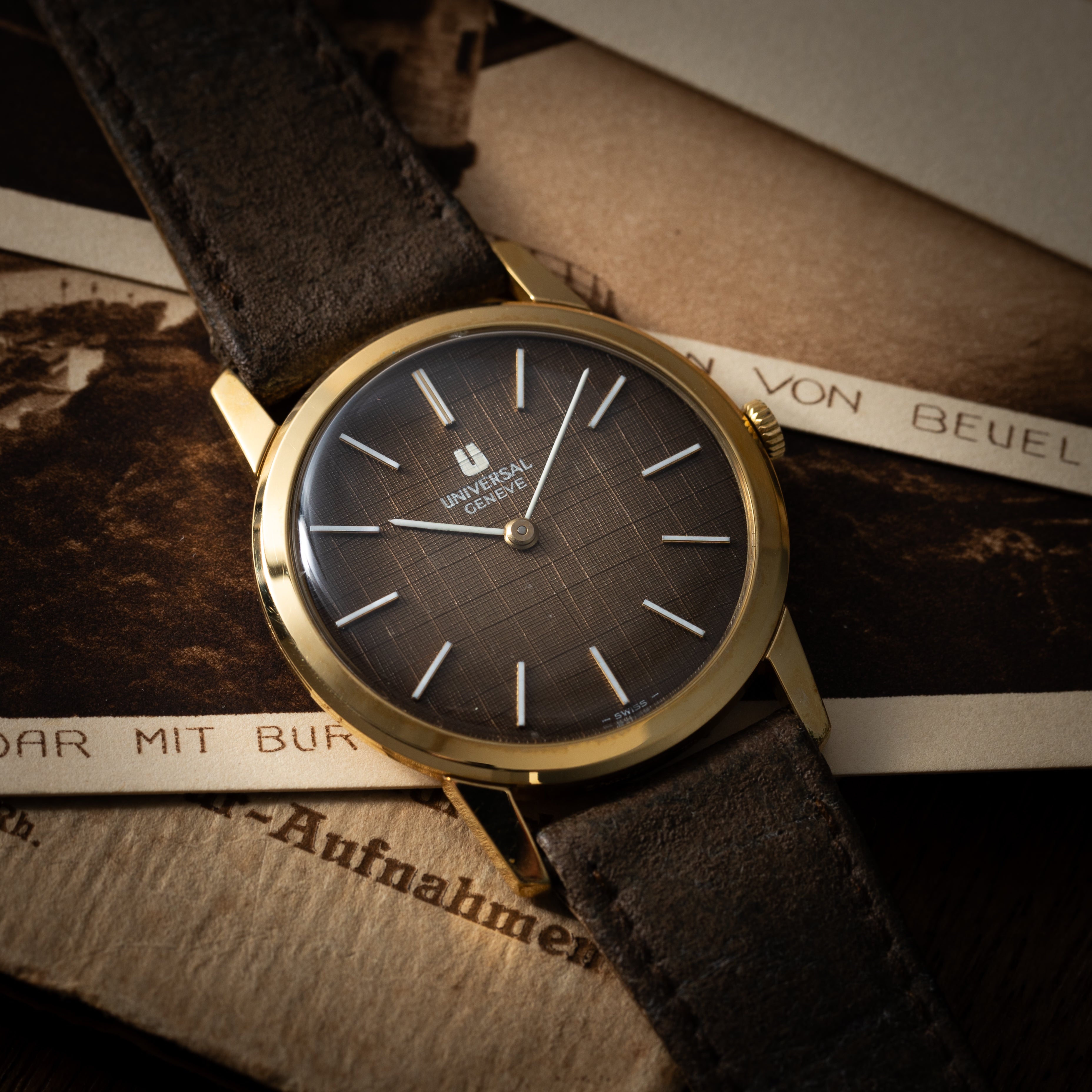 ユニバーサルジュネーブ ラウンド ブラウンダイヤル 1970年代 手巻き タグ付き 未使用品 純正革ベルト、純正尾錠付き