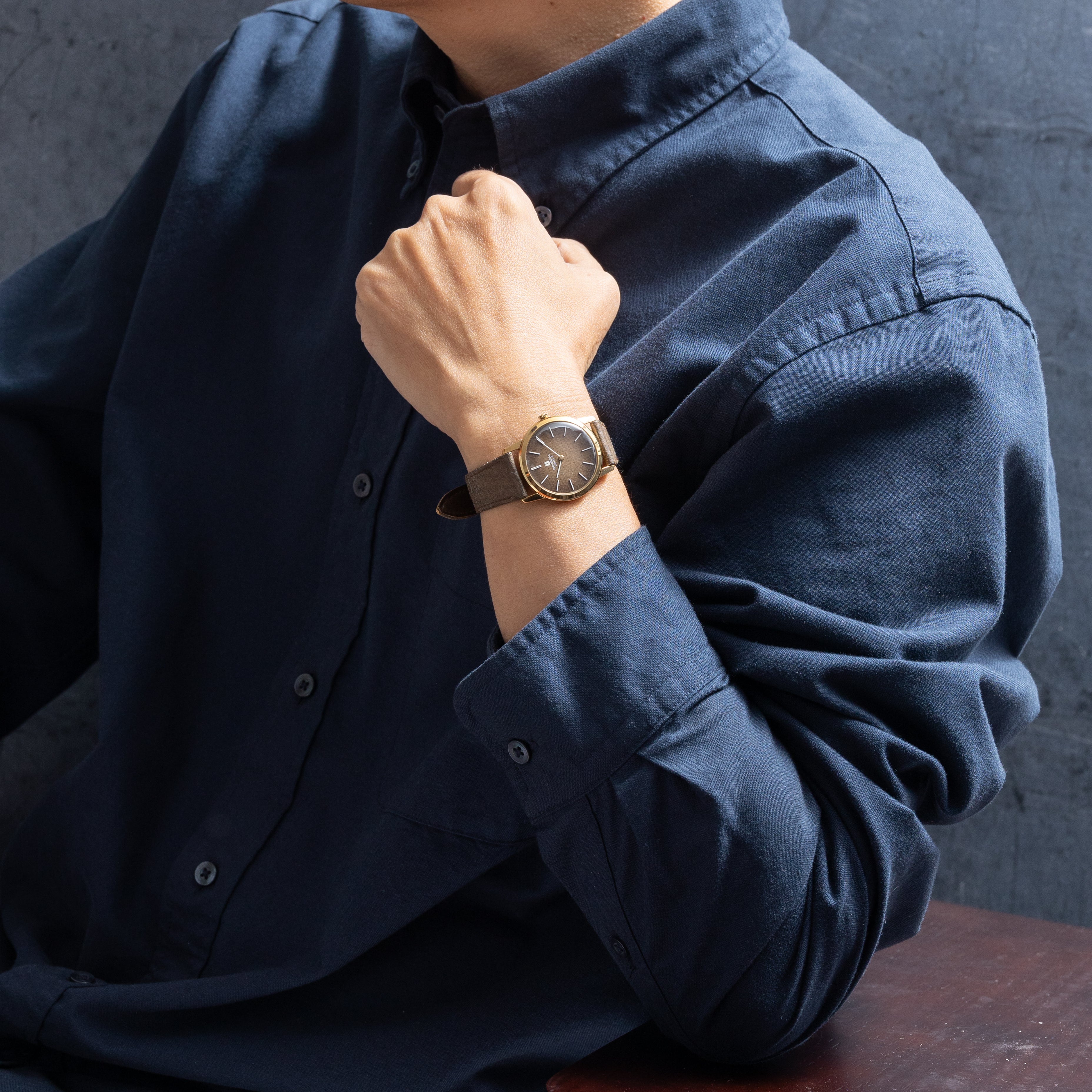 ユニバーサルジュネーブ ラウンド ブラウンダイヤル 1970年代 手巻き タグ付き 未使用品 純正革ベルト、純正尾錠付き