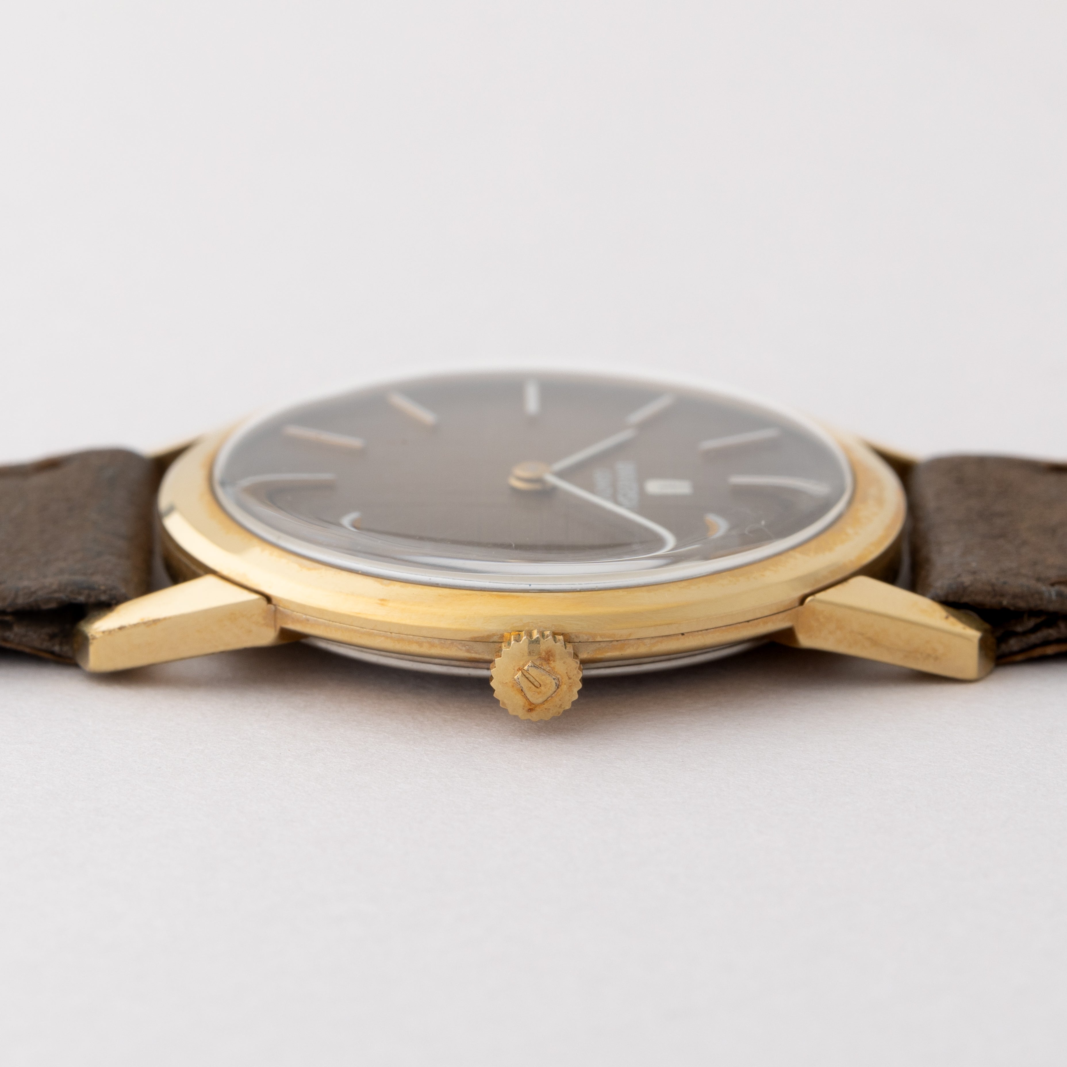 ユニバーサルジュネーブ ラウンド ブラウンダイヤル 1970年代 手巻き タグ付き 未使用品 純正革ベルト、純正尾錠付き