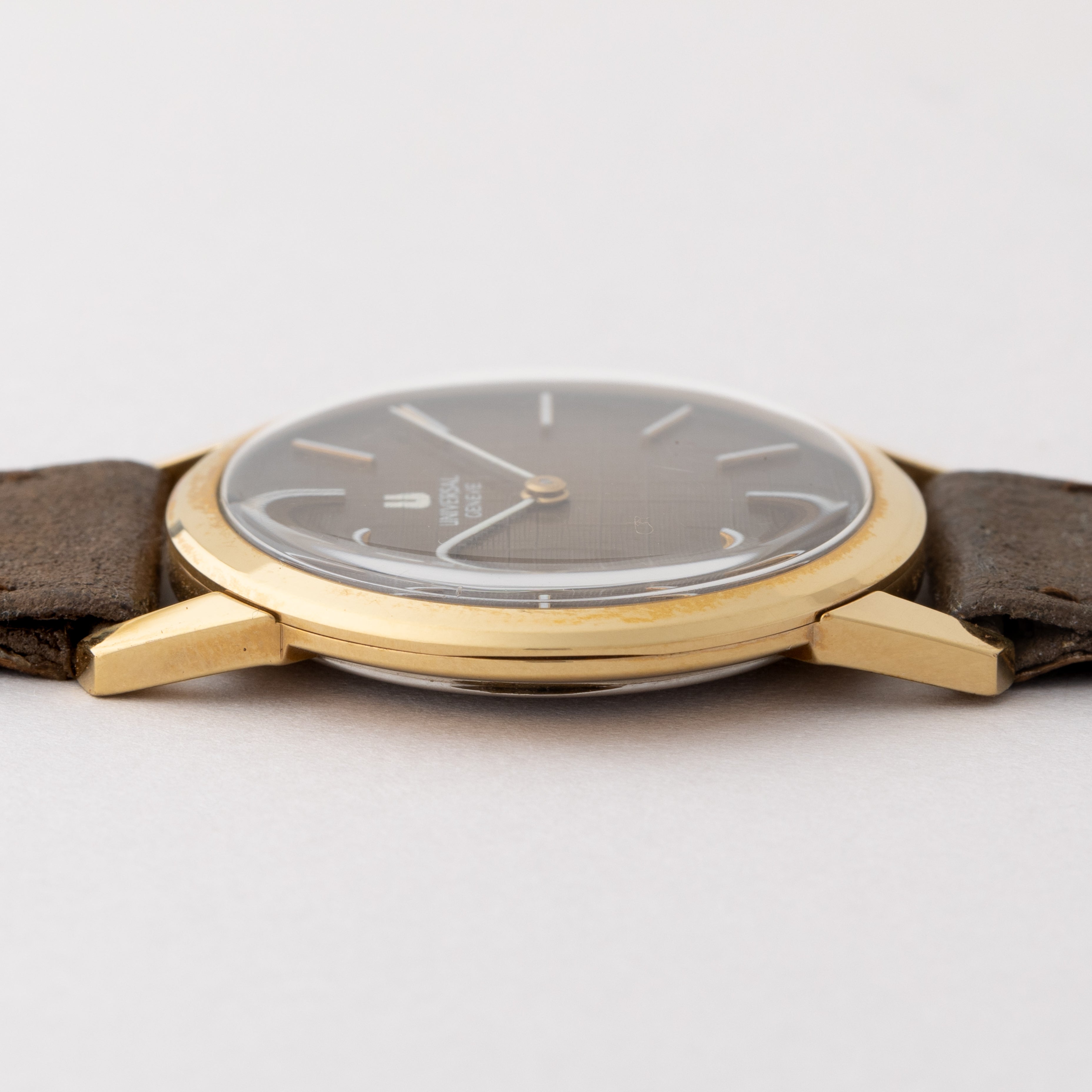 ユニバーサルジュネーブ ラウンド ブラウンダイヤル 1970年代 手巻き タグ付き 未使用品 純正革ベルト、純正尾錠付き