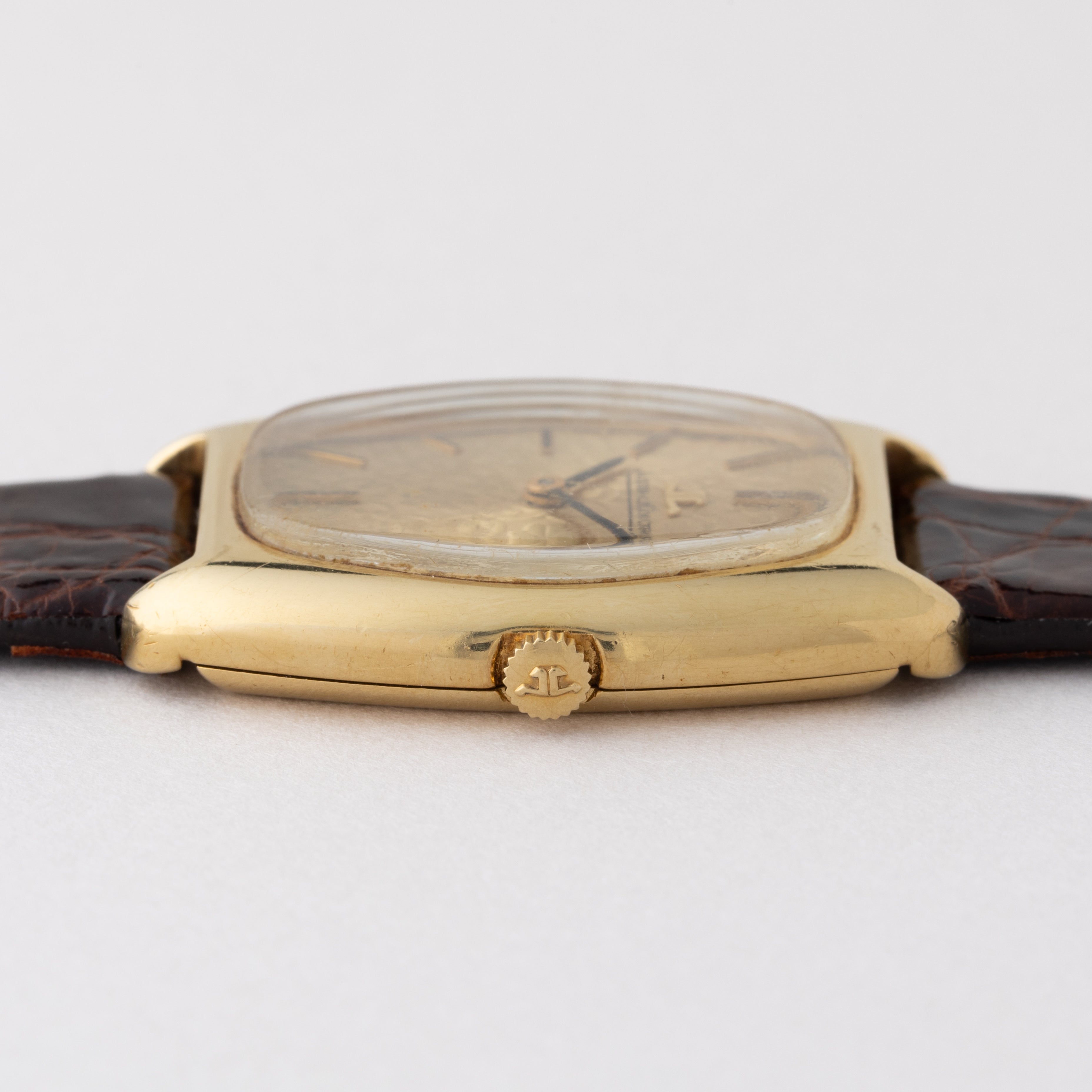 ジャガールクルト 18金無垢 エンボスダイヤル 1970年代 トノー型 手巻き