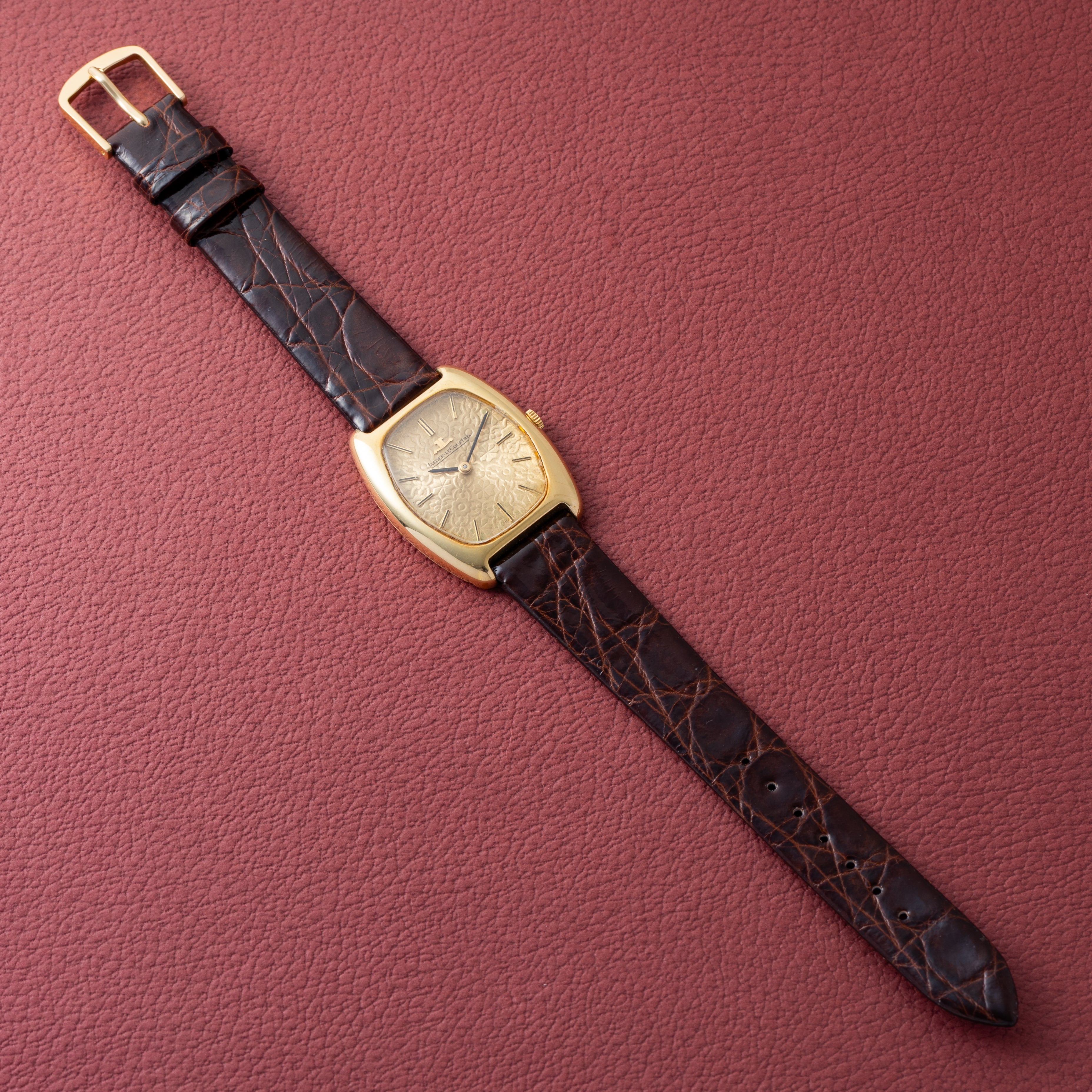 ジャガールクルト 18金無垢 エンボスダイヤル 1970年代 トノー型 手巻き