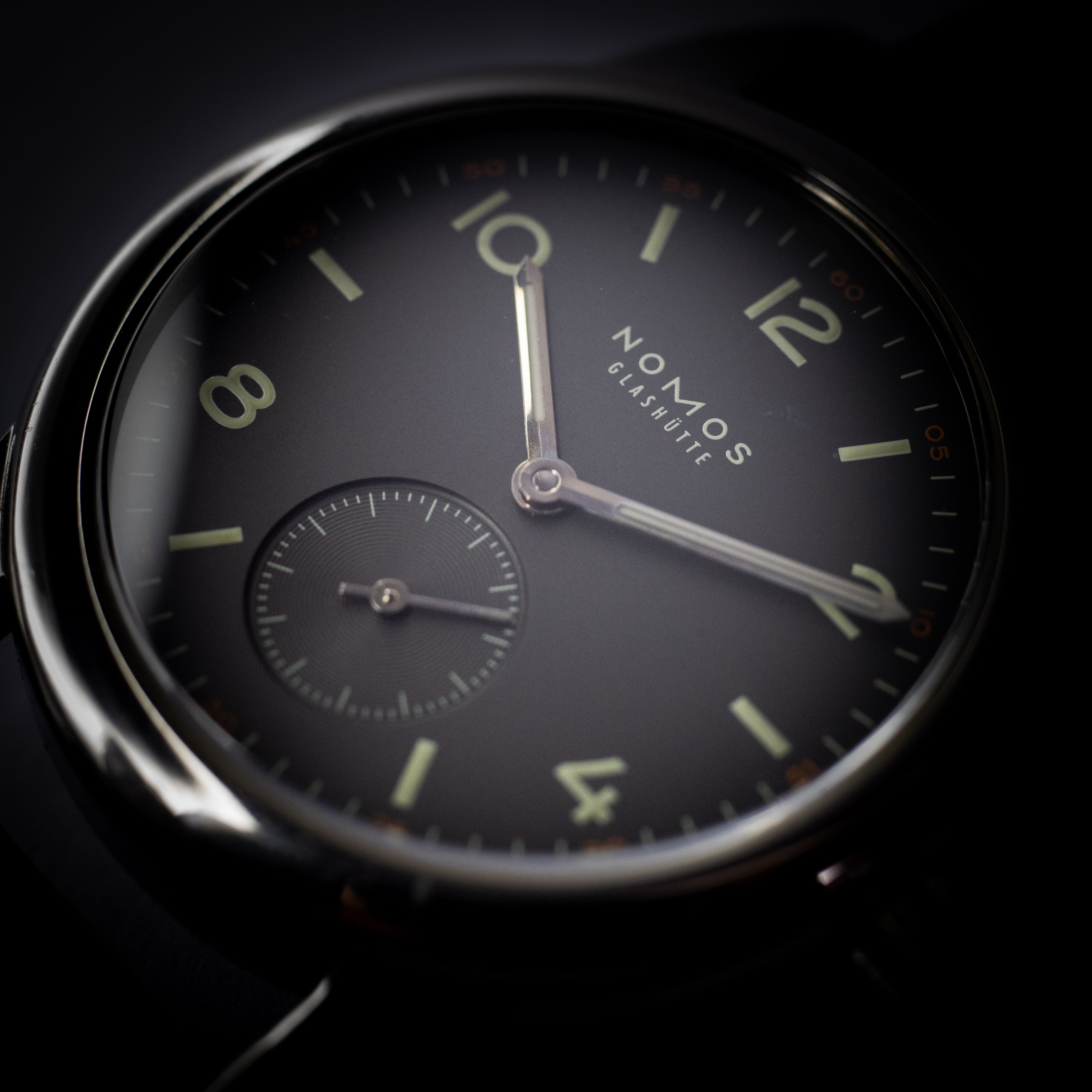 ノモス グラスヒュッテ クラブ 手巻き 飛びアラビアグレーダイヤル 2000年代