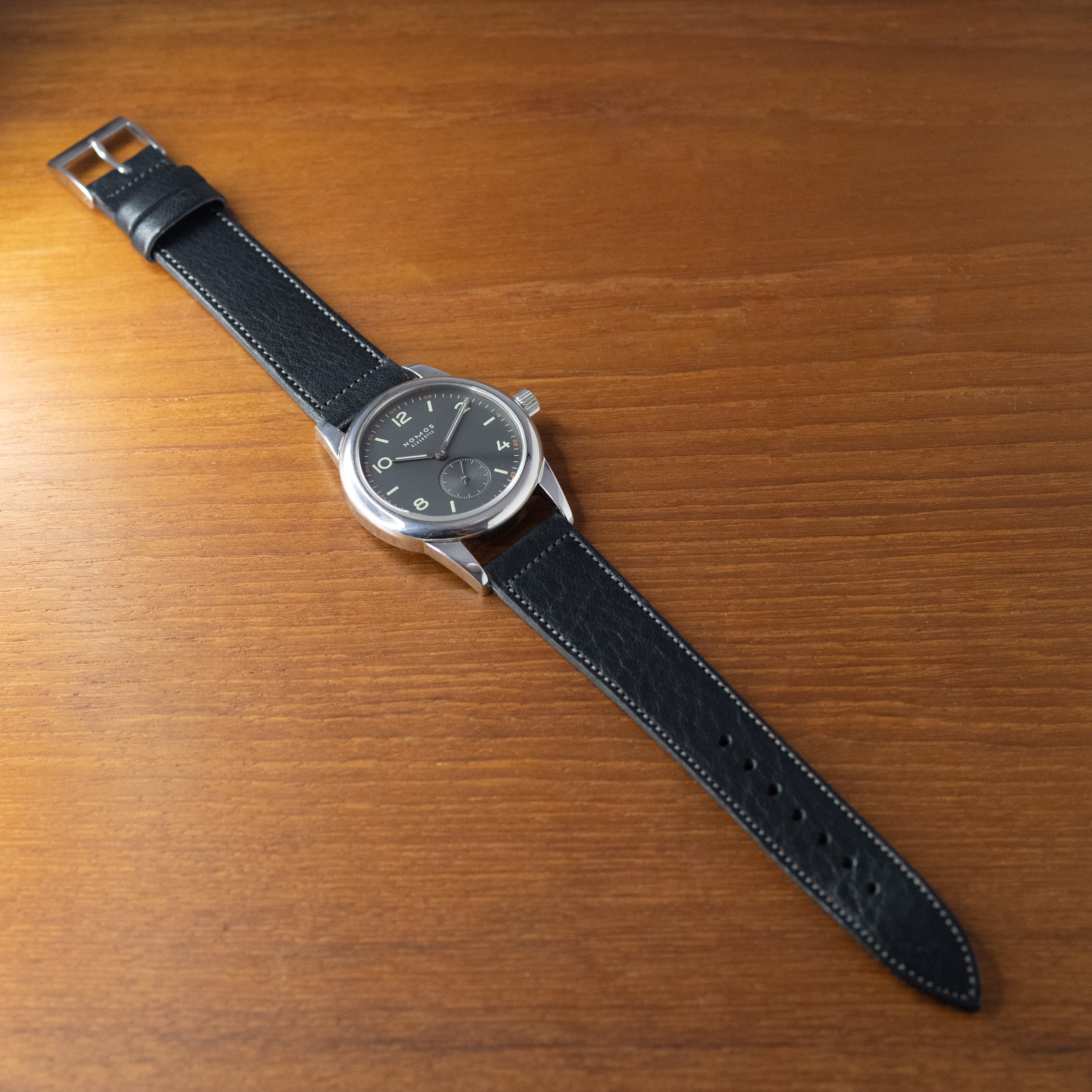 ノモス グラスヒュッテ クラブ 手巻き 飛びアラビアグレーダイヤル 2000年代