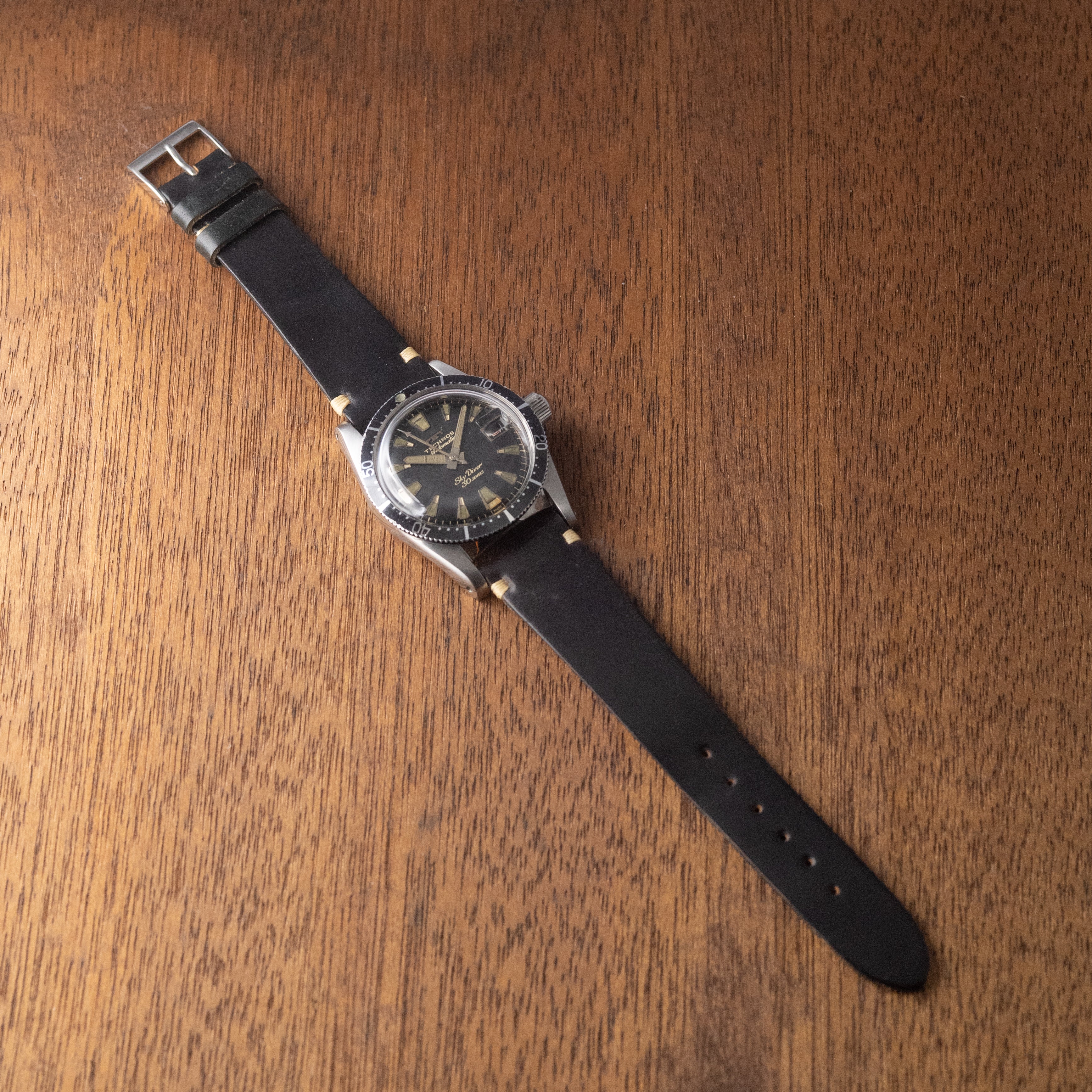 テクノス スカイダイバー 1960年代 ブラックミラーダイヤル