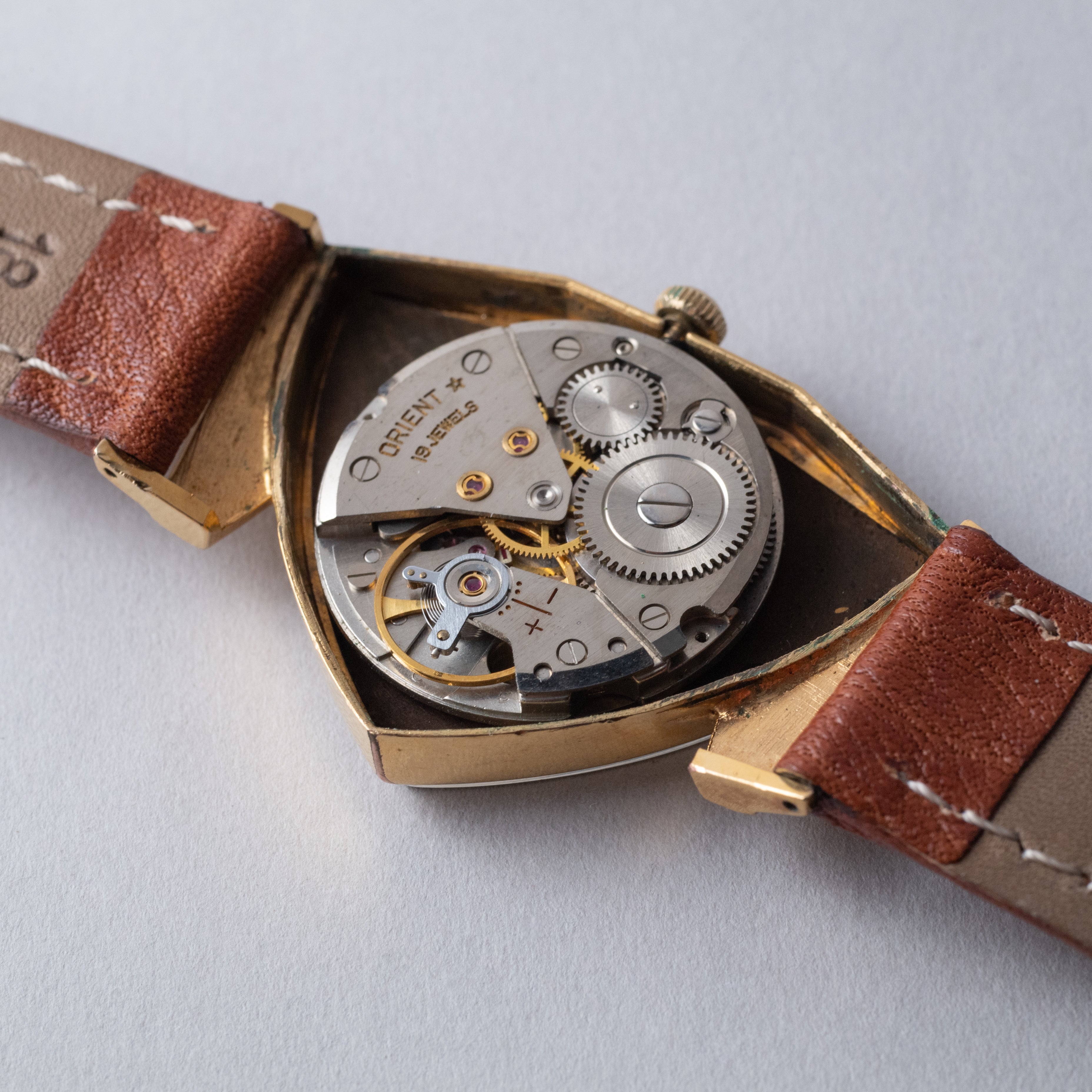 オリエント 三角時計 ベンチュラタイプ 1960年代製 オリンピアカレンダー オリエント 金張り