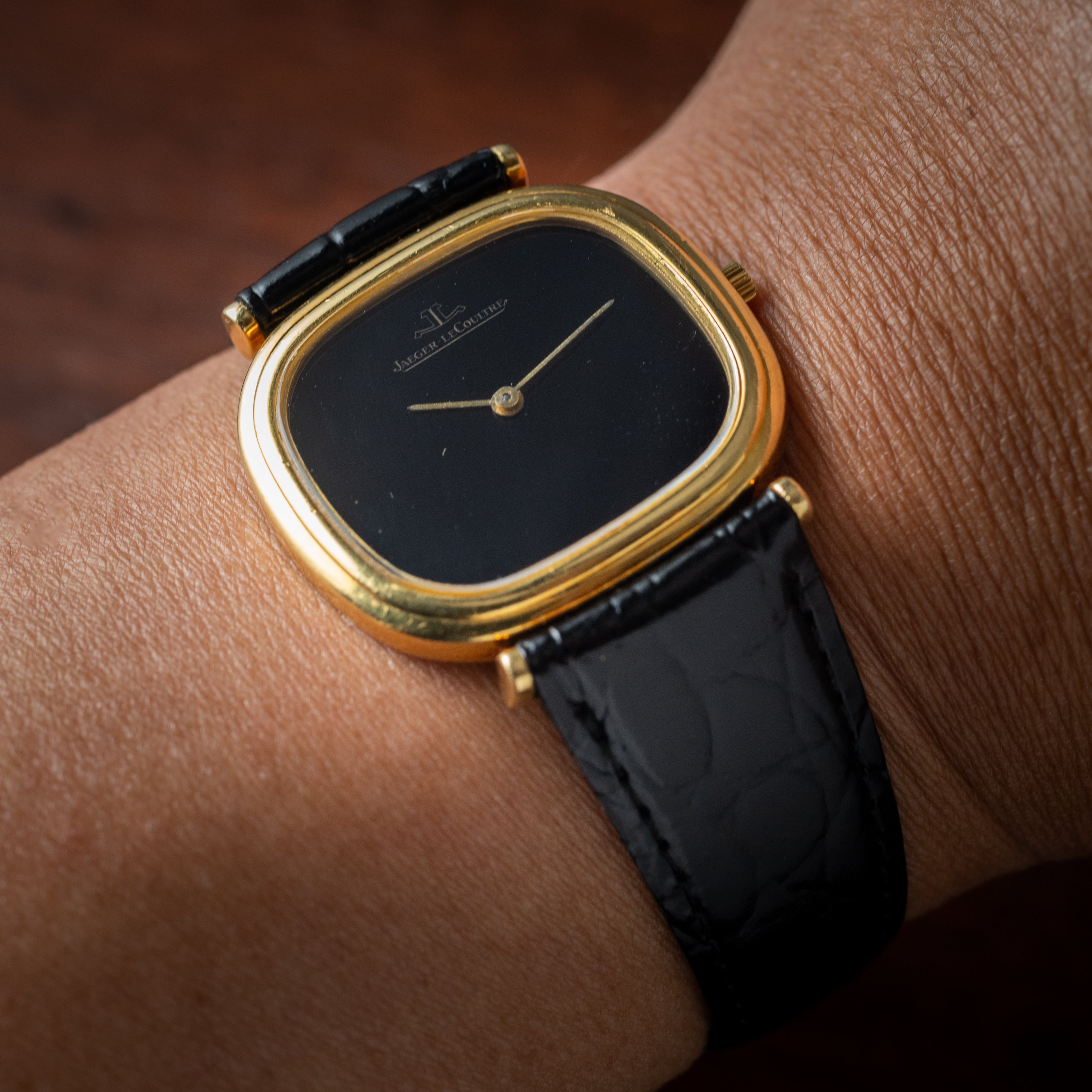 ジャガールクルト 18金無垢クッションケース オリジナルブラックダイヤル 1970年代製