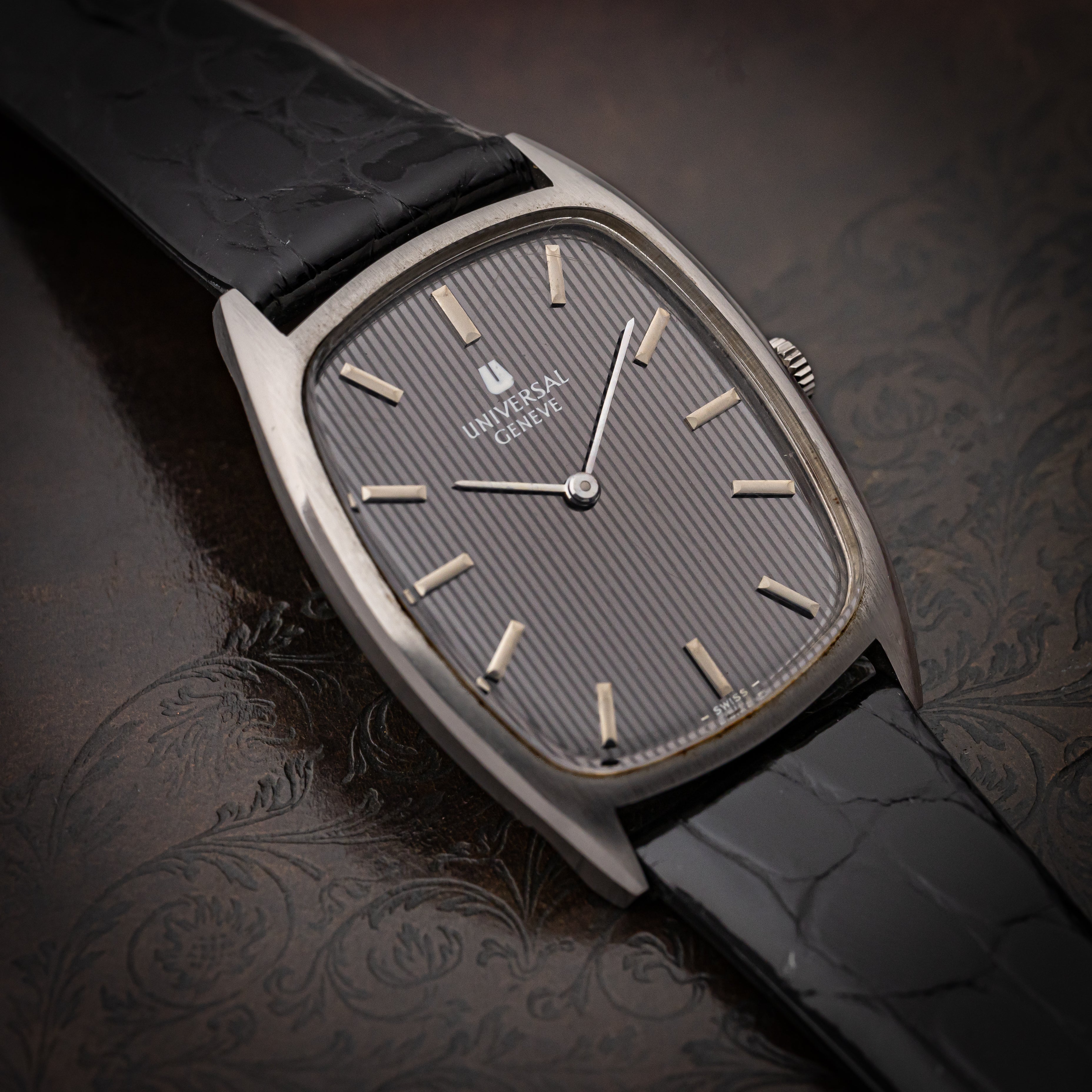 ユニバーサルジュネーブ トノー型 手巻き 1970年代 縦タペストリーダイヤル 純正尾錠付き