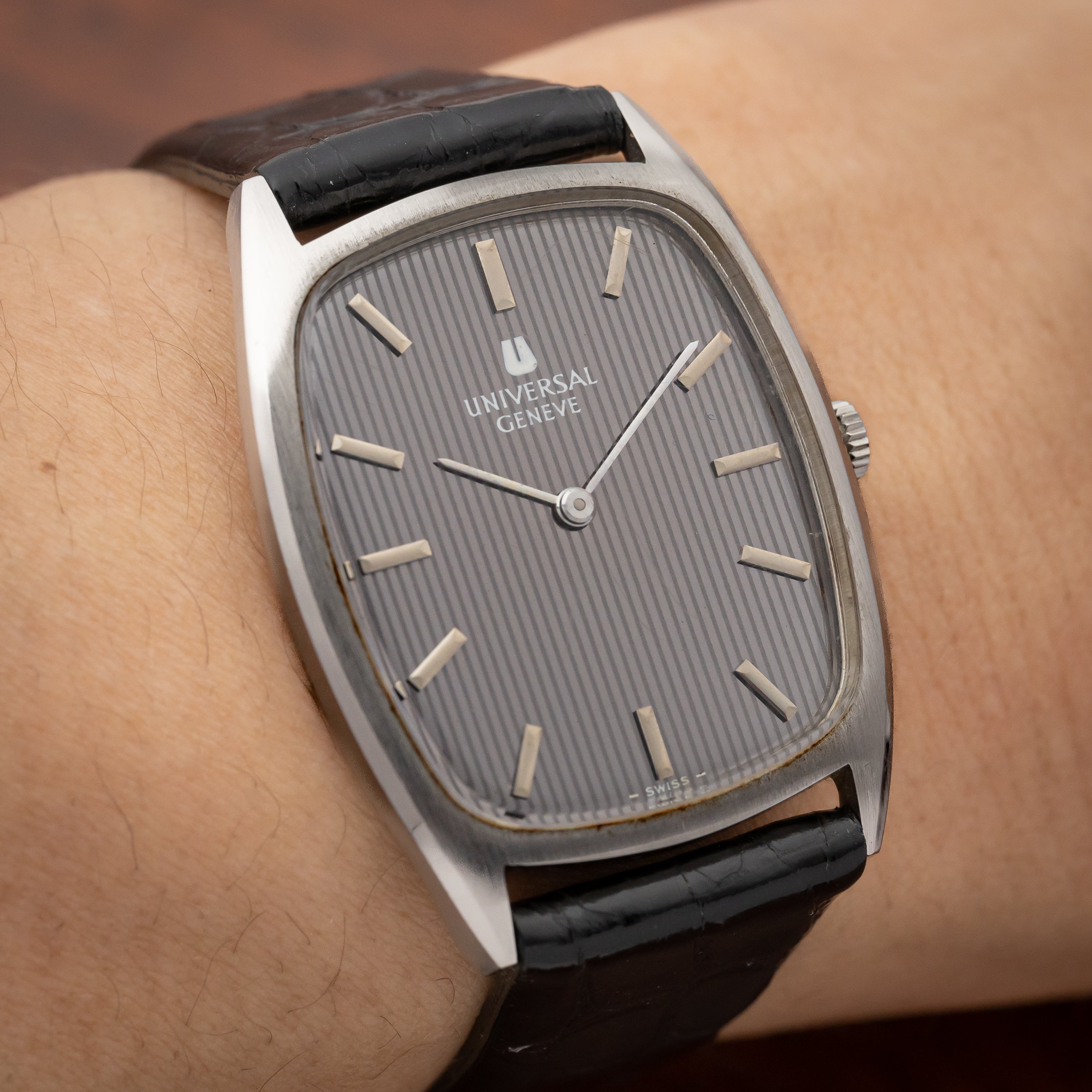 ユニバーサルジュネーブ トノー型 手巻き 1970年代 縦タペストリーダイヤル 純正尾錠付き