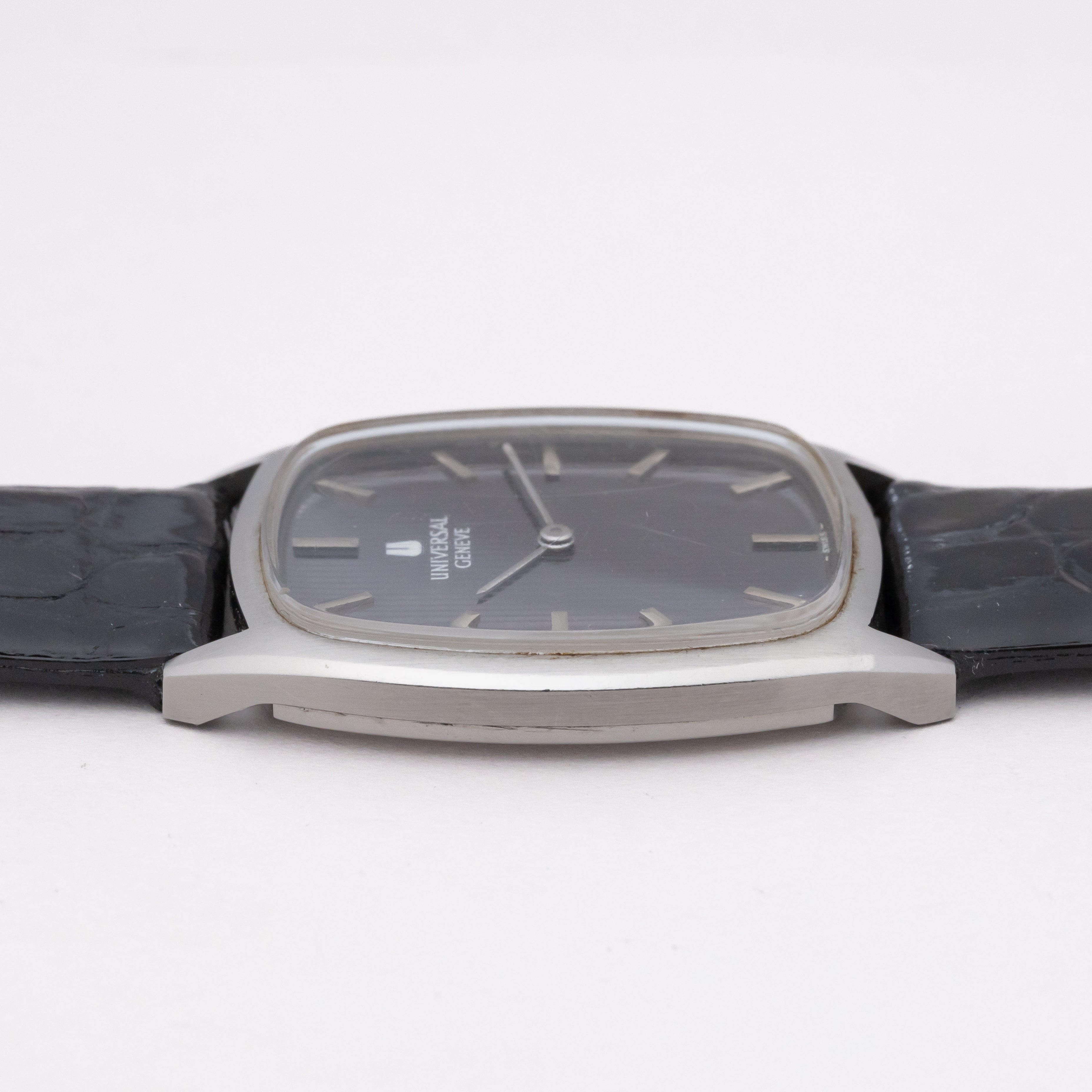 ユニバーサルジュネーブ トノー型 手巻き 1970年代 縦タペストリーダイヤル 純正尾錠付き