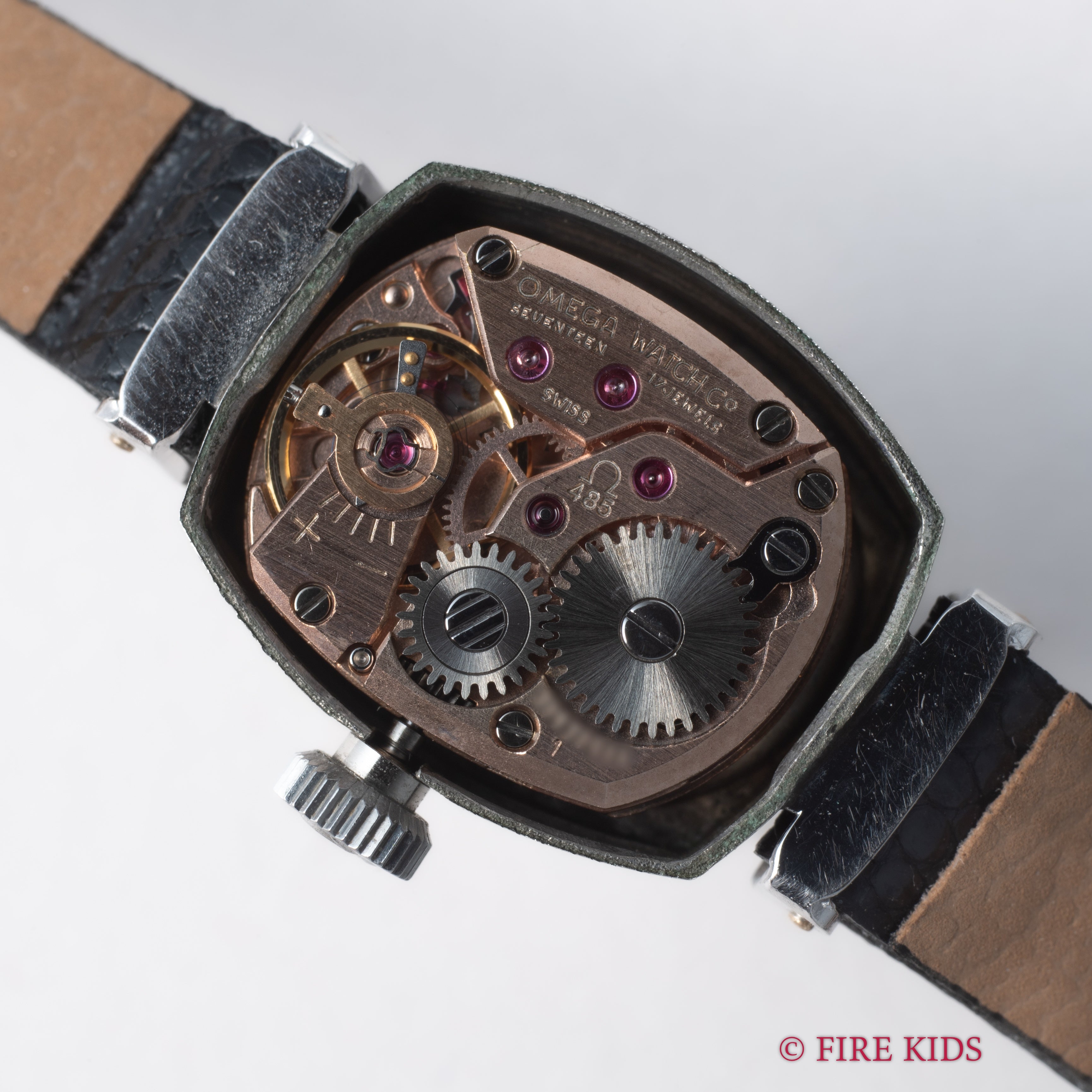オメガ レディース 1969年製 手巻き トノーケース カットガラス