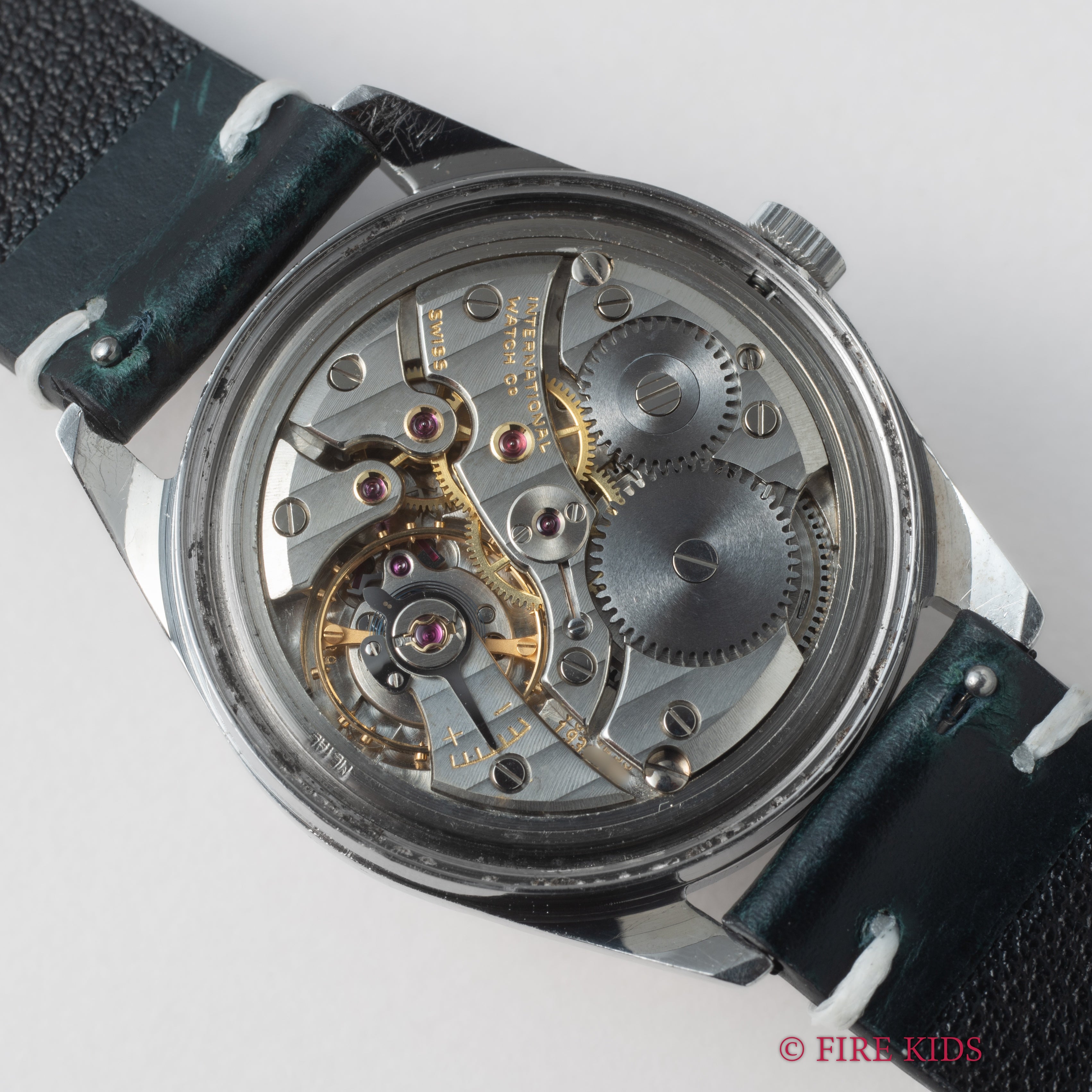 IWC ラウンド シルバーダイヤル 1970年製(昭和45年製） Ref.R810 手巻き Cal.89 スクリューバックケース お魚リューズ