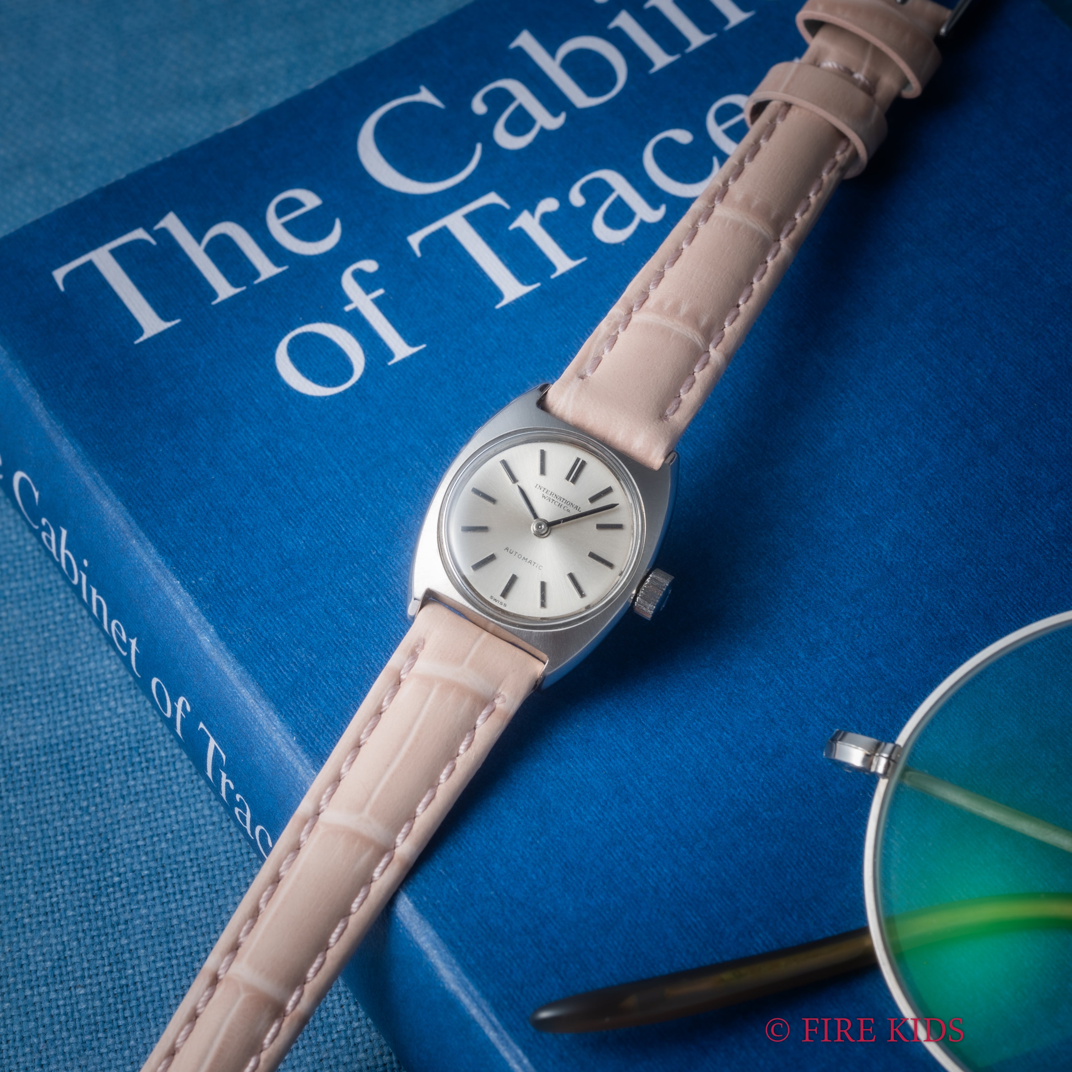 IWC レディース トノーケース 1969年製 手巻き Cal.44 シルバーダイヤル