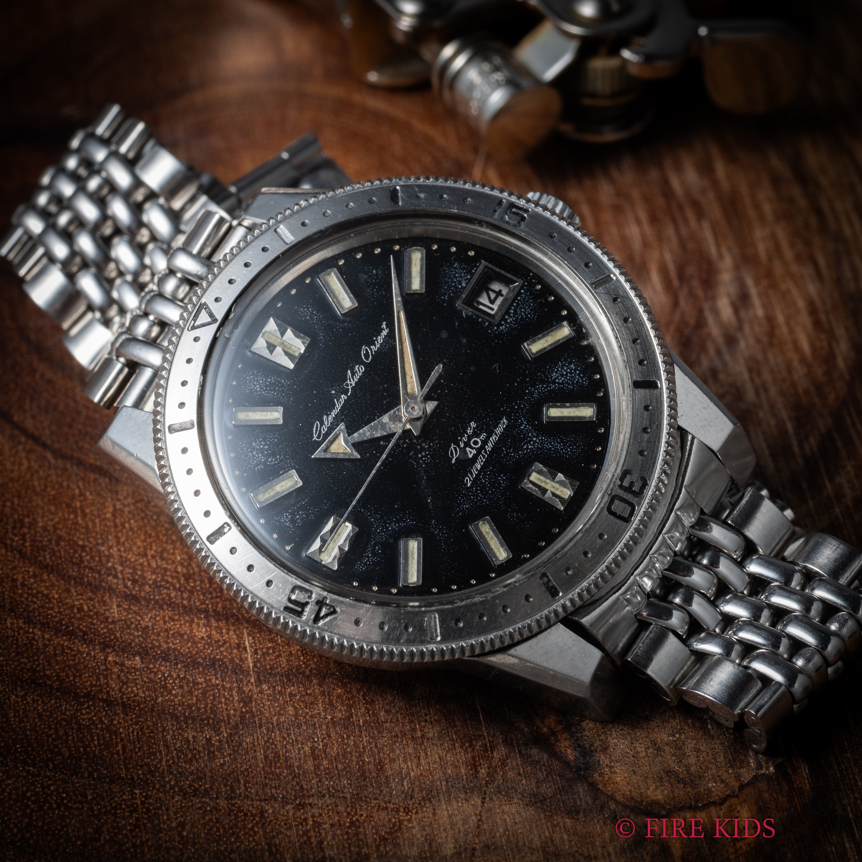 オリエント カレンダーオートオリエント 1960年代製 ダイバーズウォッチ 自動巻き アローハンド 純正ブレス付き