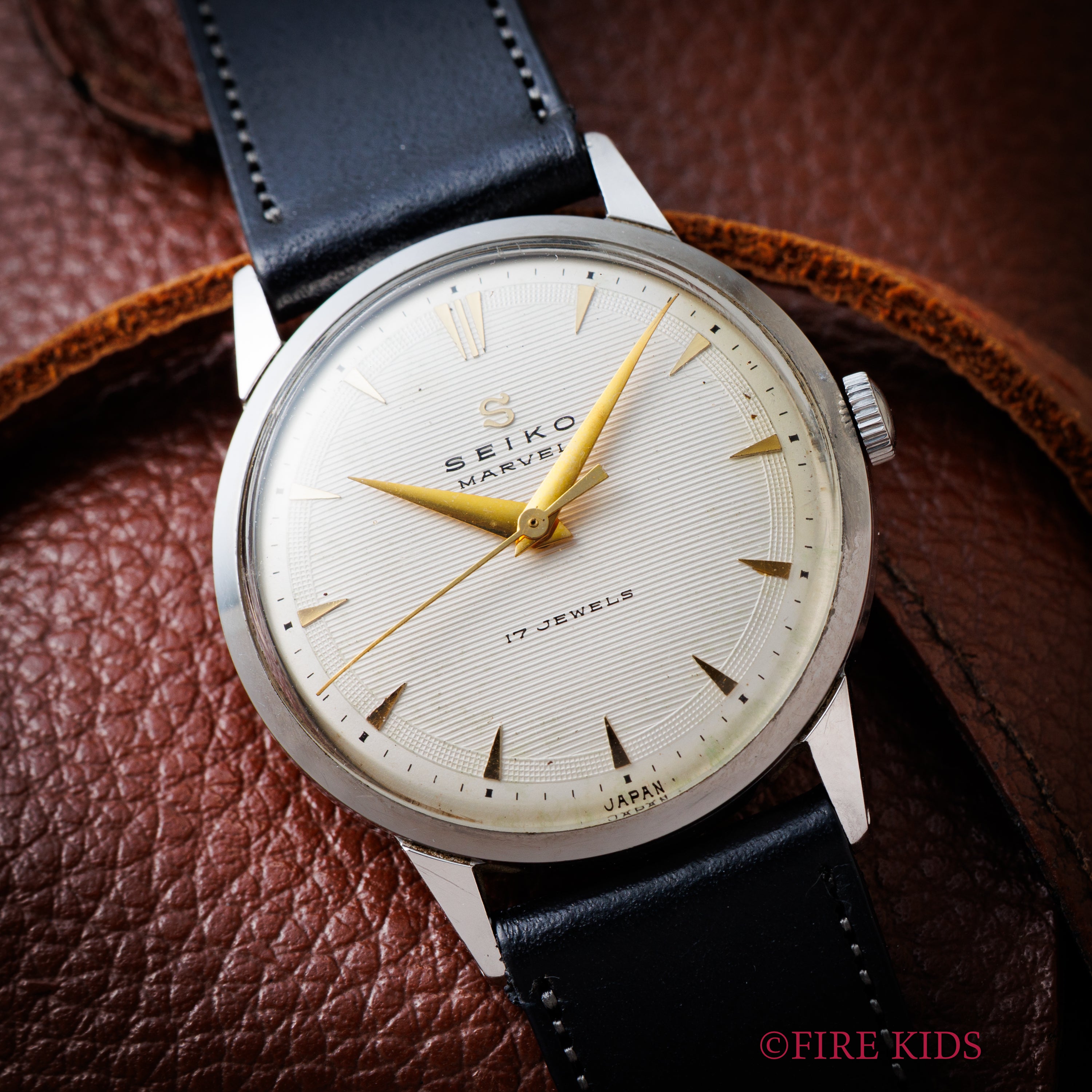 SEIKOセイコーマーベル　１９５７年　　手巻き　O/H済み 1957年製 アンティーク セイコー マーベル Sマーク 17石 手巻 彫