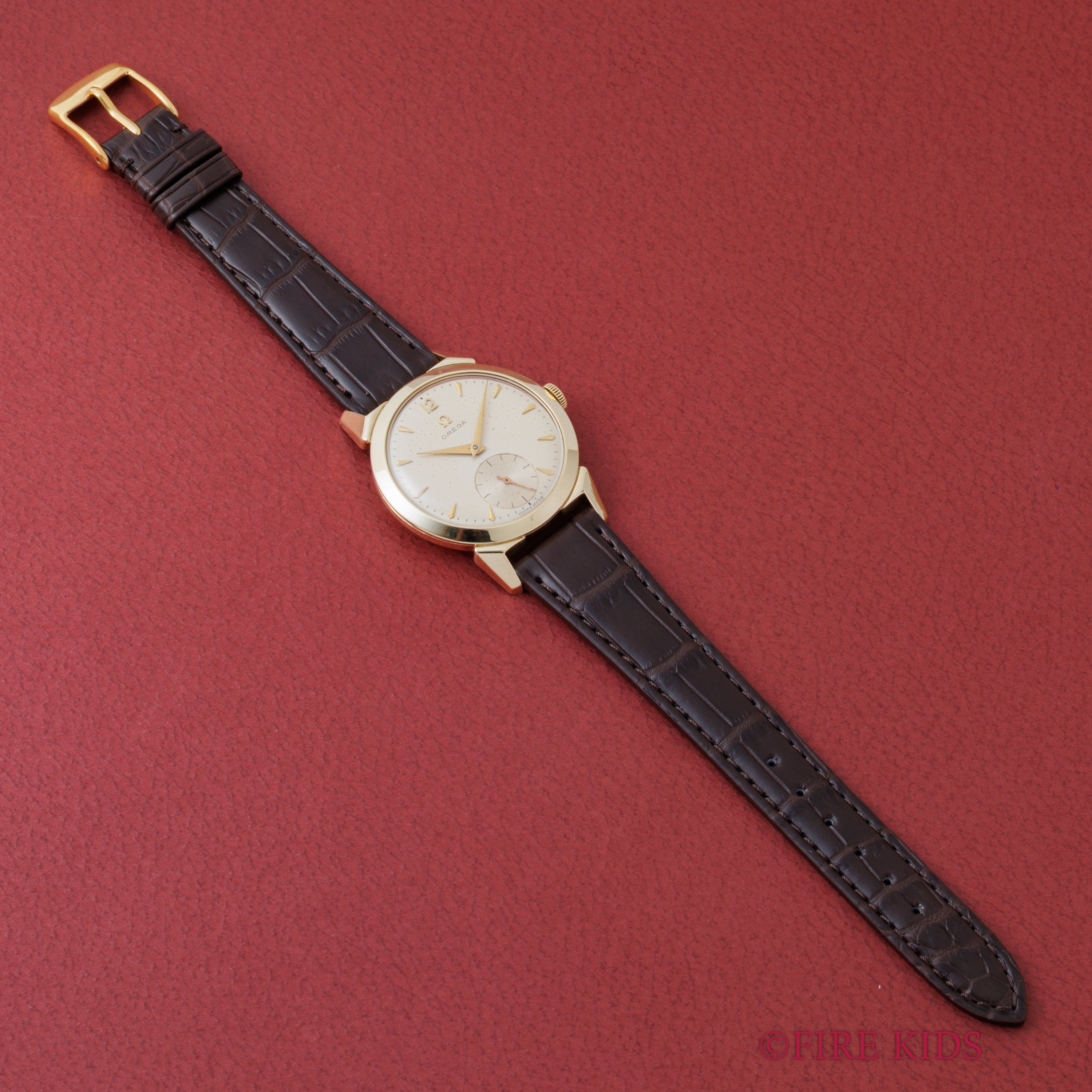 オメガ 30mmキャリバー 1954年製 手巻き Cal. 266 スモセコ 金張りユニークラグ