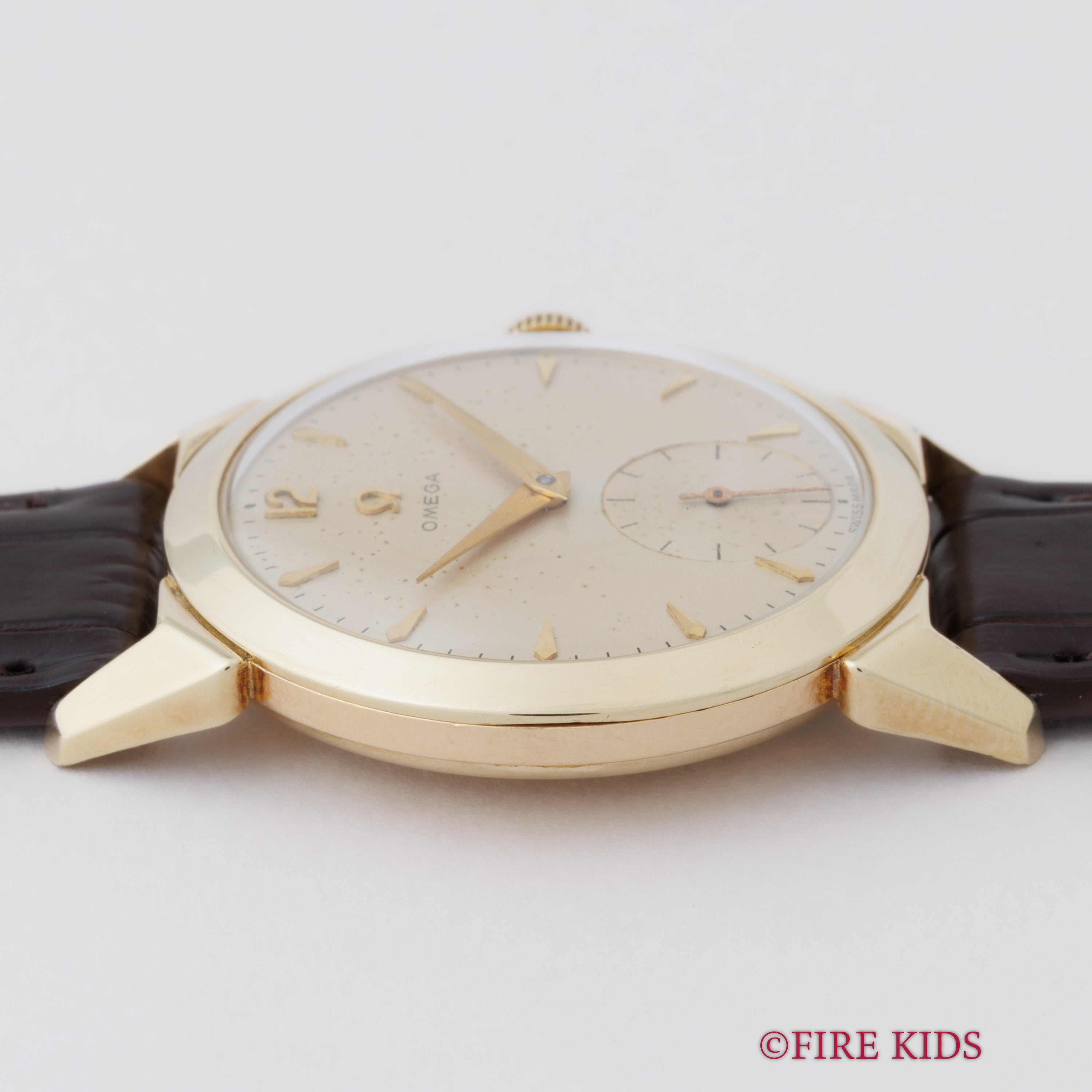 オメガ 30mmキャリバー 1954年製 手巻き Cal. 266 スモセコ 金張りユニークラグ