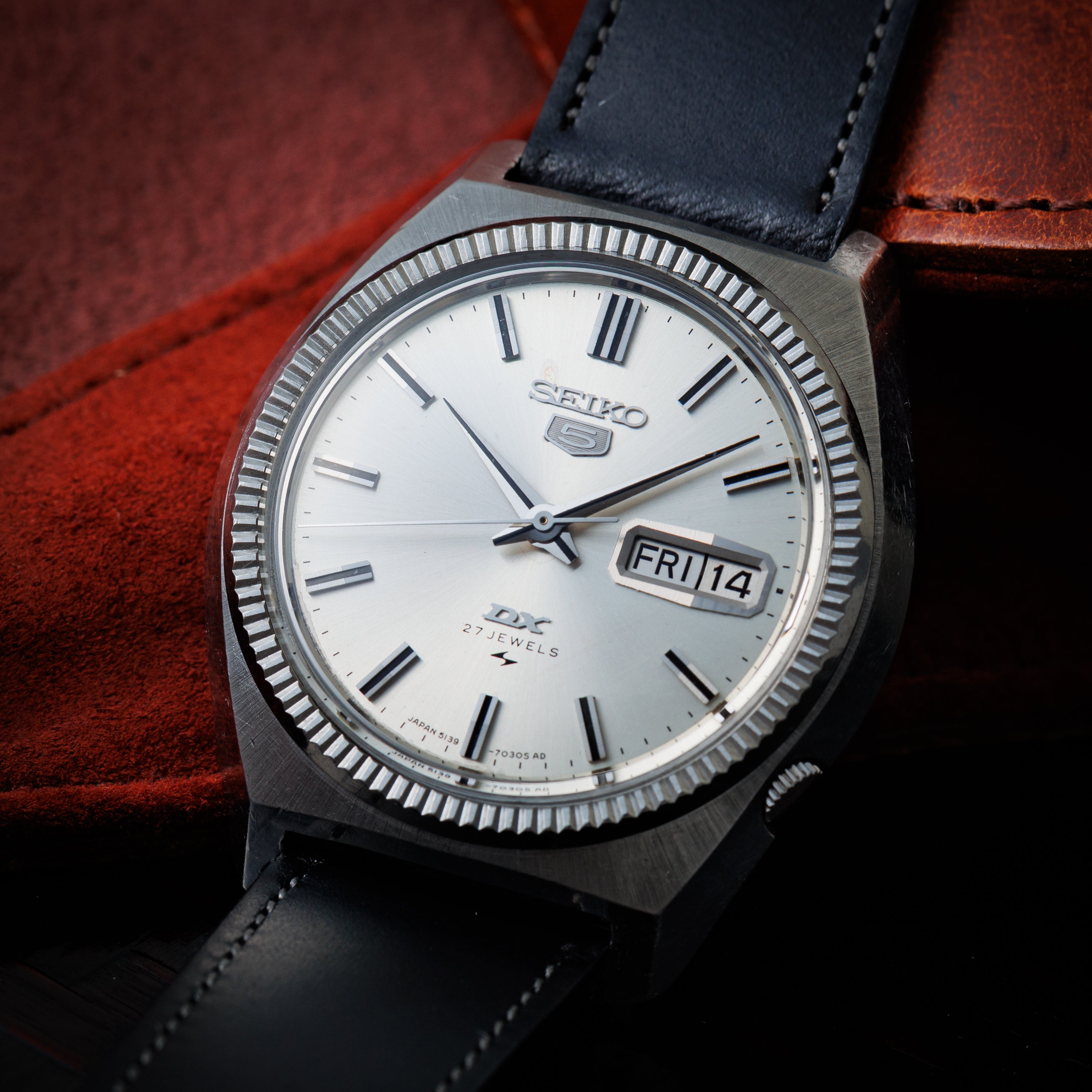 希少　SEIKO5 デイデイト　自動巻　フルーテッドベゼル 希少》SEIKO 5 腕時計 ブラック 自動巻き デイデイト 機械式