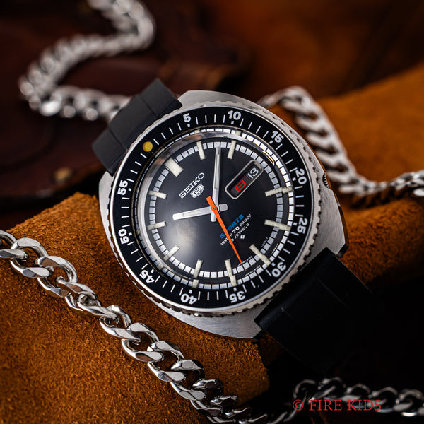 セイコー5です、　 自動巻き時計 赤文字盤 金色ブレスレット セイコー/Seiko (グランドセイコー/キングセイコー/スポーツ