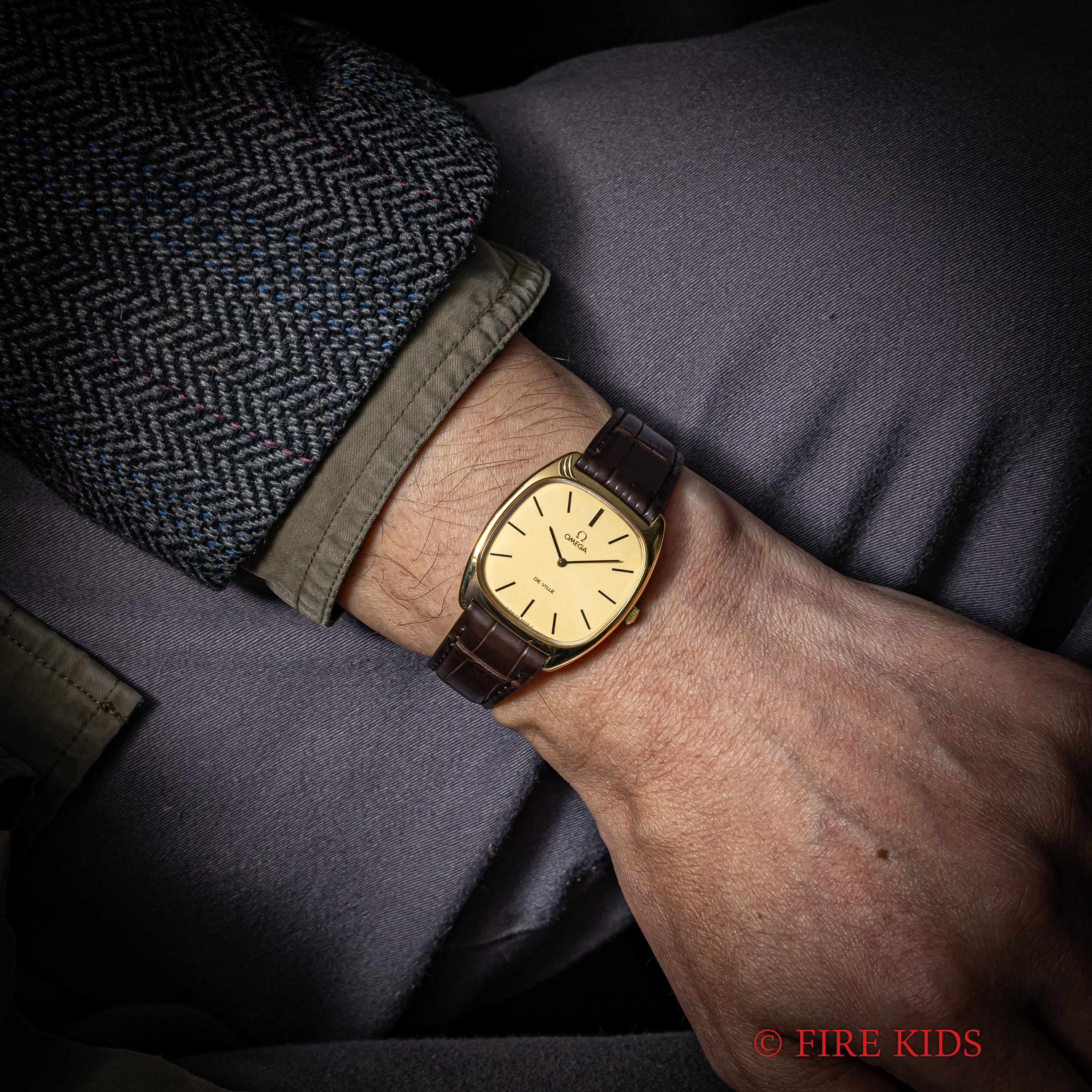 オメガ デ・ヴィル トノーケース 金張りケース 1978年製 手巻き Cal.625 未使用品 純正尾錠