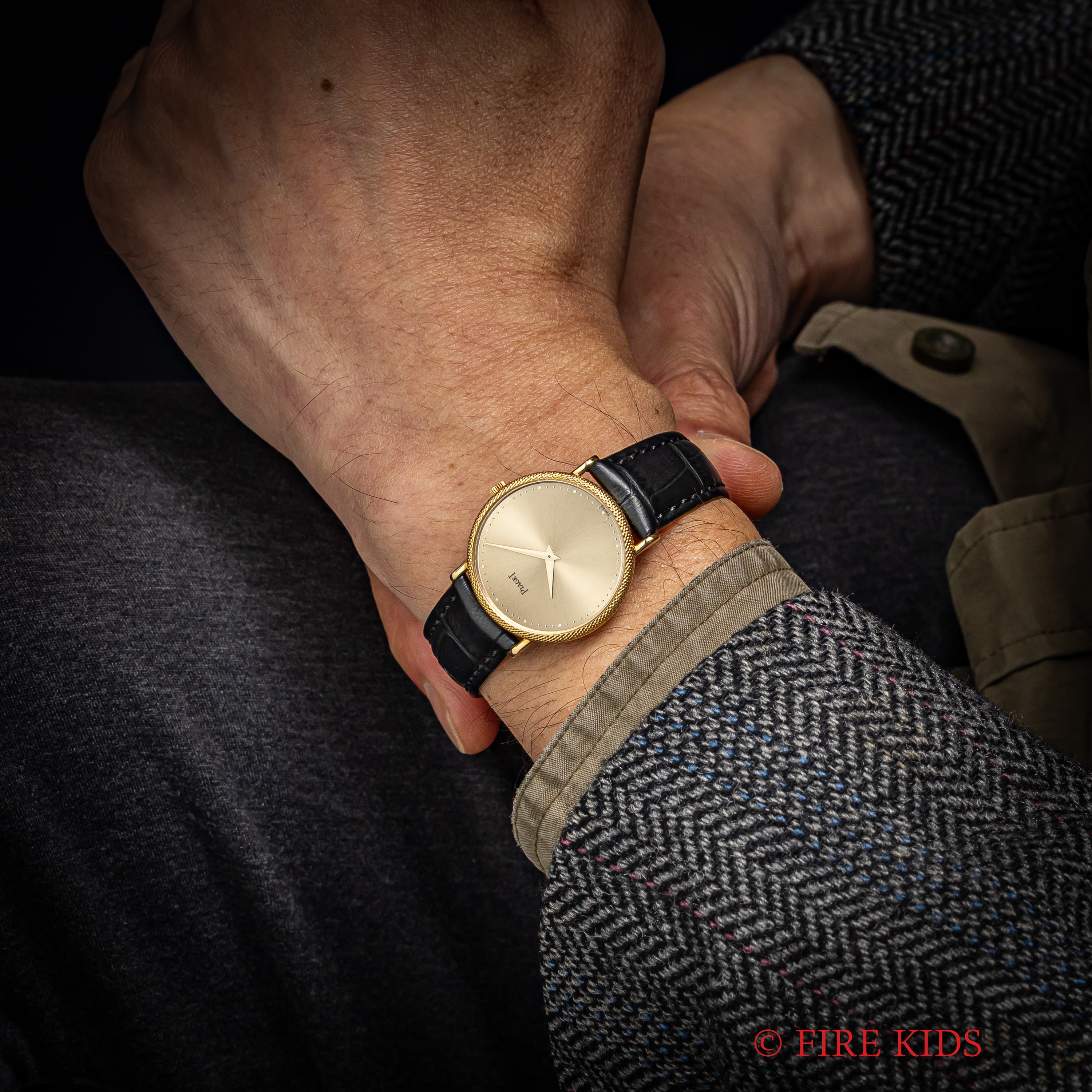 ピアジェ 18金無垢ウルトラシン 1980年代製 エングレイブドケース 手巻 Cal.9P2 純正金無垢尾錠