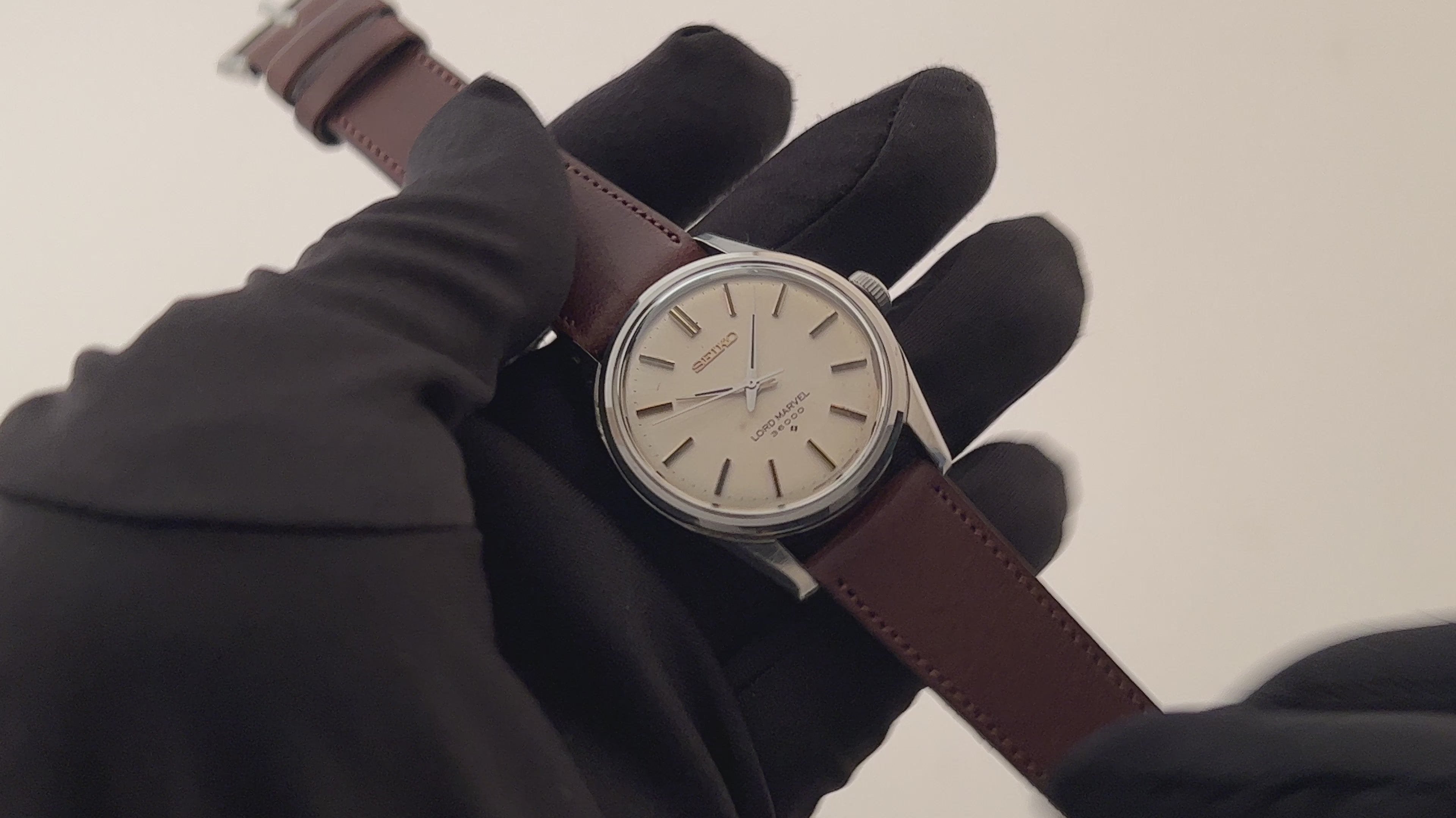 オミクロン 腕時計 手巻き 3358 ヴィンテージ グリーン文字盤 ケース付現在も正常に稼働しています